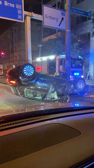 Unfall Erdberger Lände: Auto überschlägt sich, Lenkerin flüchtet betrunken. Polizei und Feuerwehr im nächtlichen Großeinsatz in Wien.