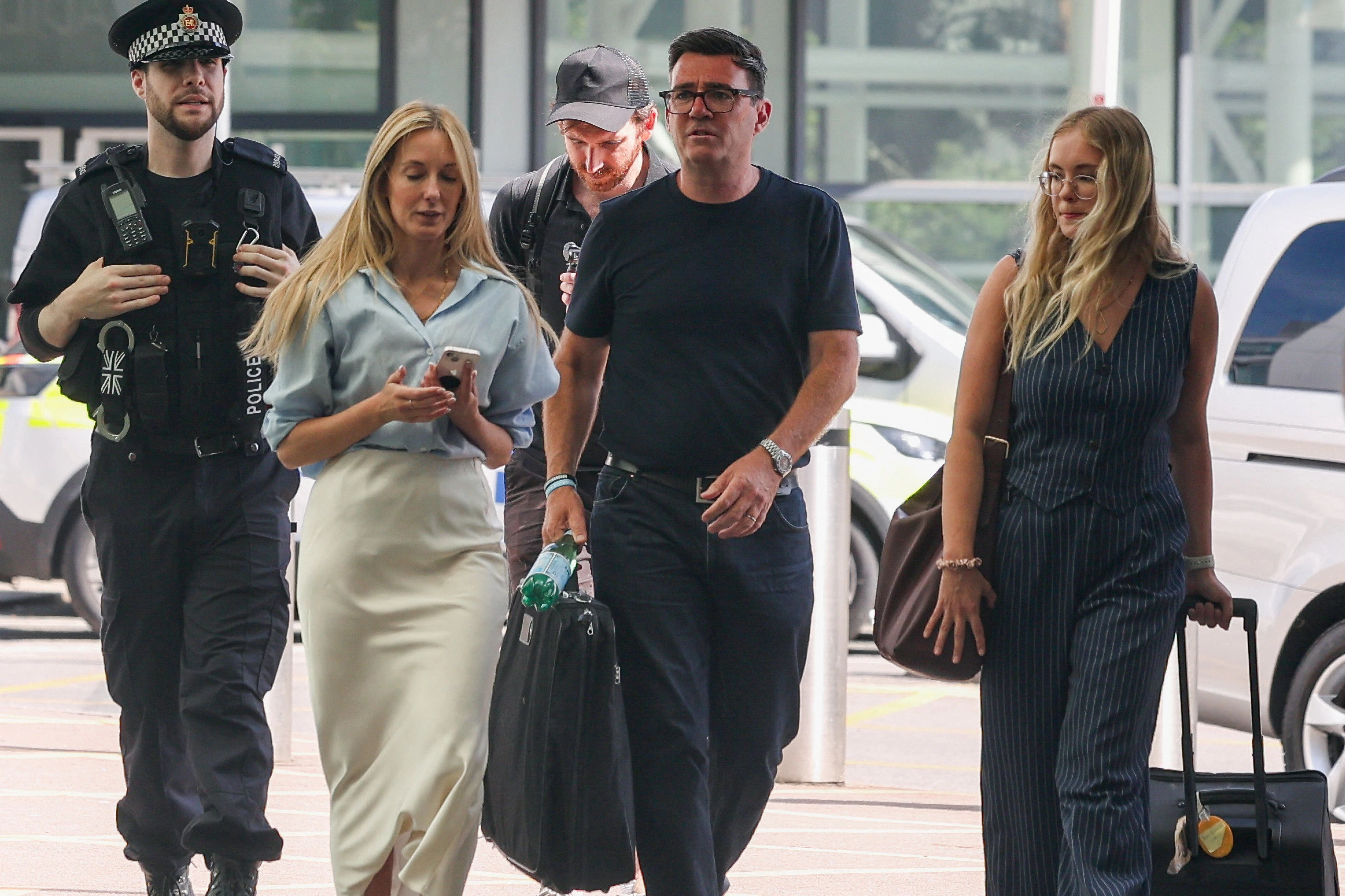 Mit der Bahn, in Jeans und T-Shirt, kam Herausforderer Andy Burnham am Montag nach London, um seinen Sieg zu feiern