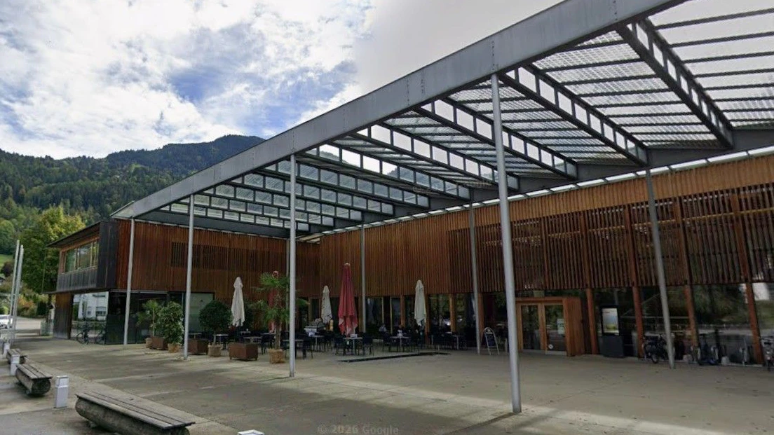 "am Dorfplatz", das Lokal musste vor einigen Tagen schließen.  