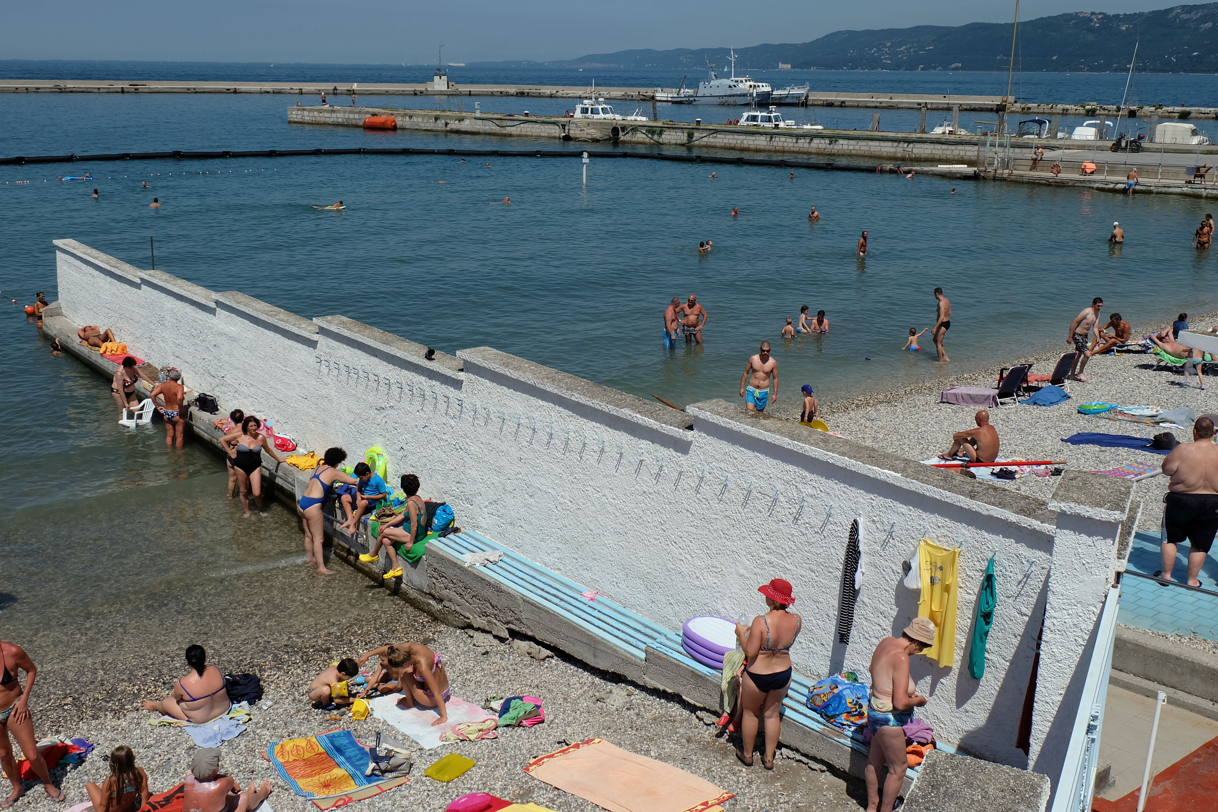 Eine Mauer trennt Männer und Frauen am Strandbad in Triest.