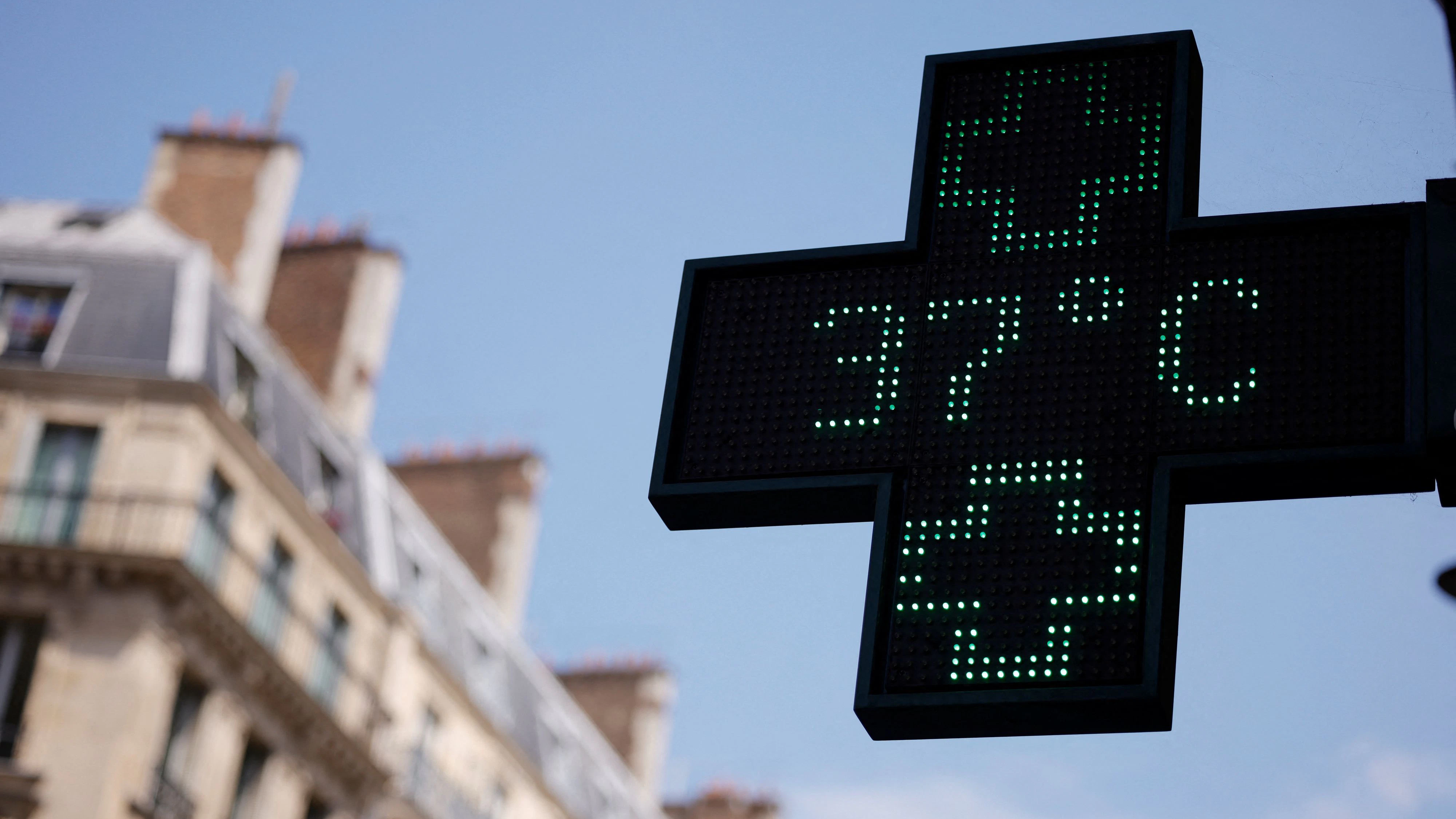 A pharmacy sign displays a temperature of 37 degrees Celsius as temperatures rise in Paris during a second heatwave affecting a large part of France, June 19, 2026. REUTERS/Alice Sacco