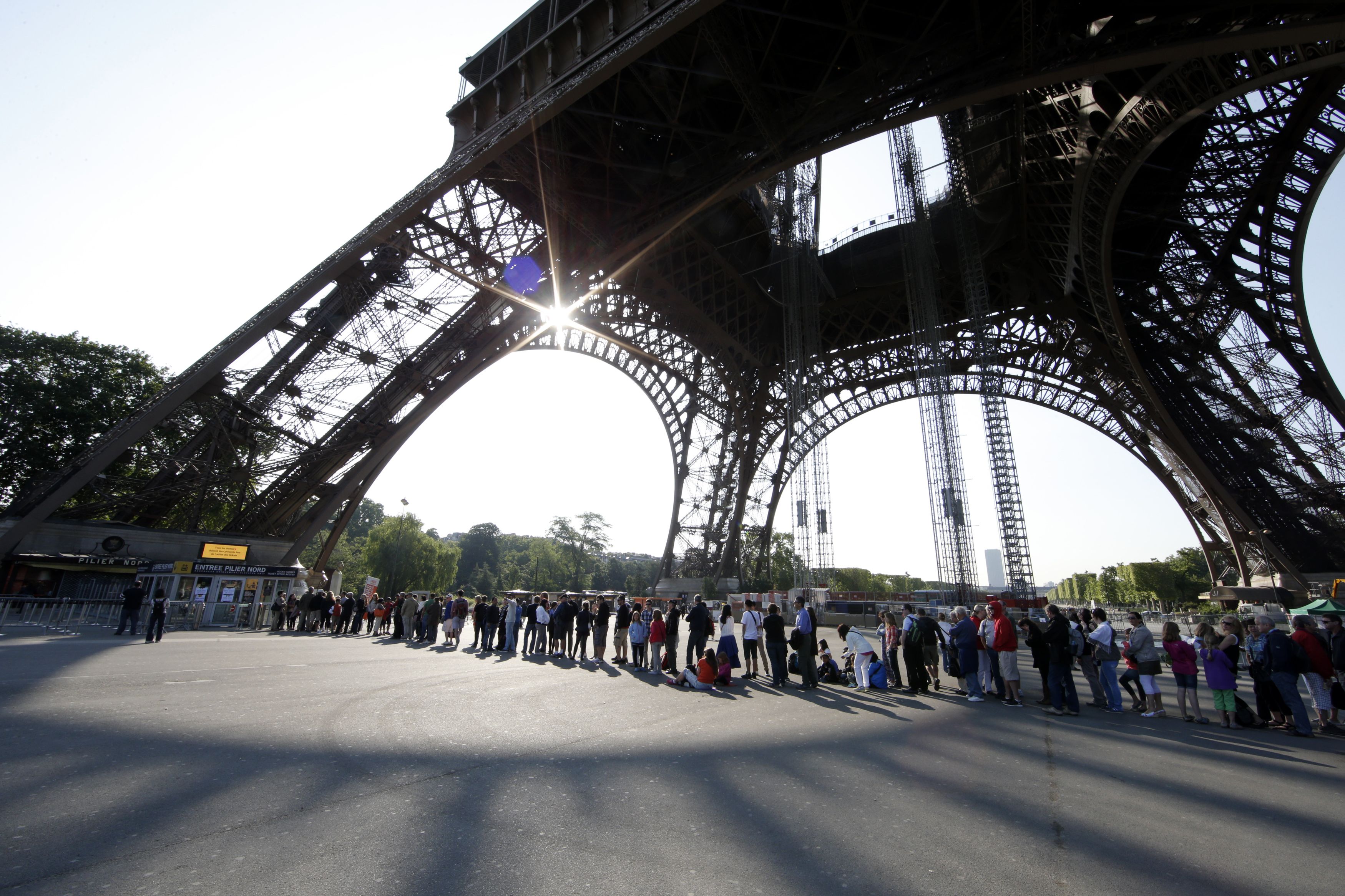 Heute.at - Hitze-Hammer in Paris! Eiffelturm für Besucher gesperrt