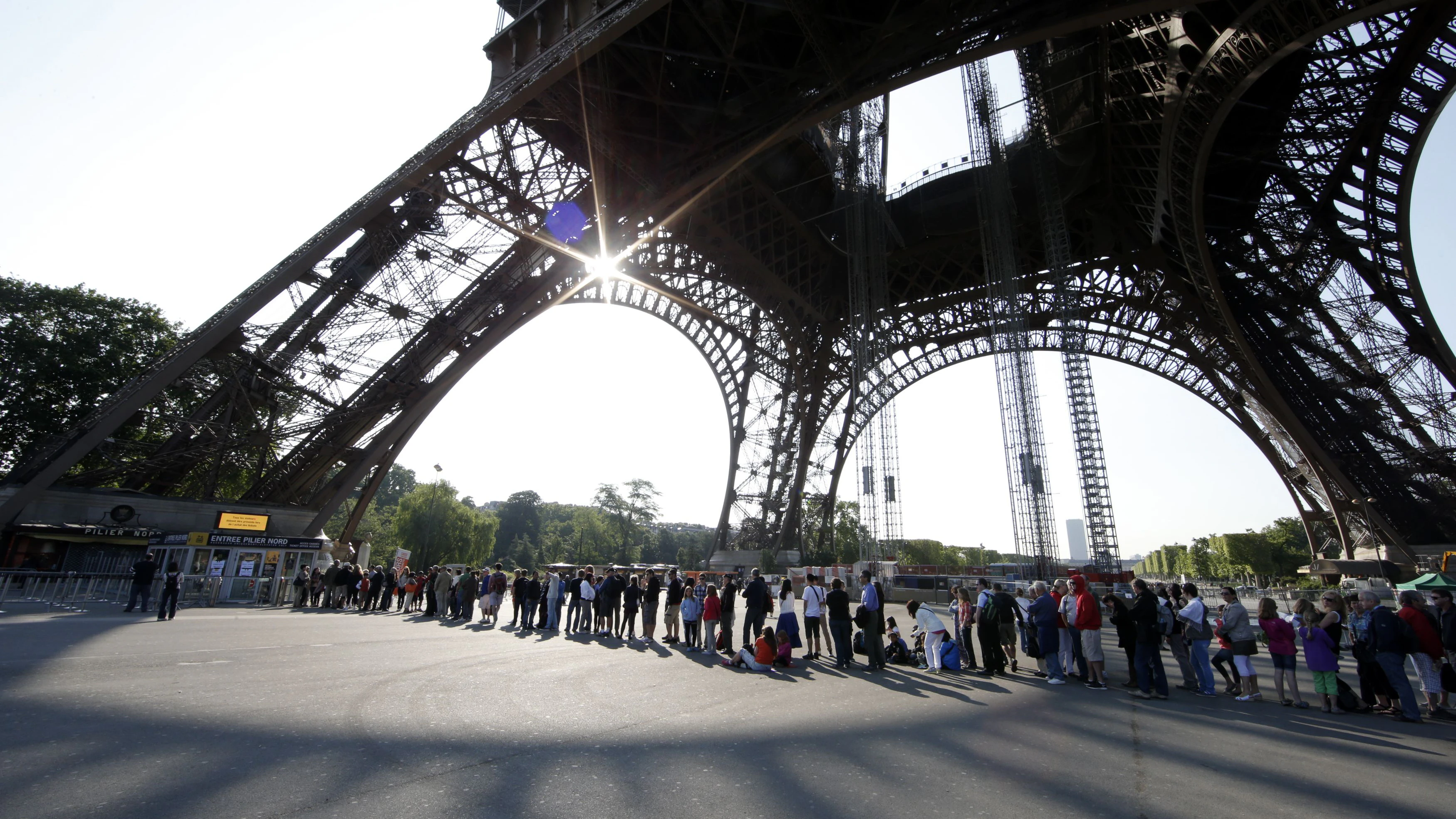 Wegen der enorm hohen Tempraturen wurde die berühmte Sehenswürdigkeit in Paris am Dienstagnacgmittag geschlossen.