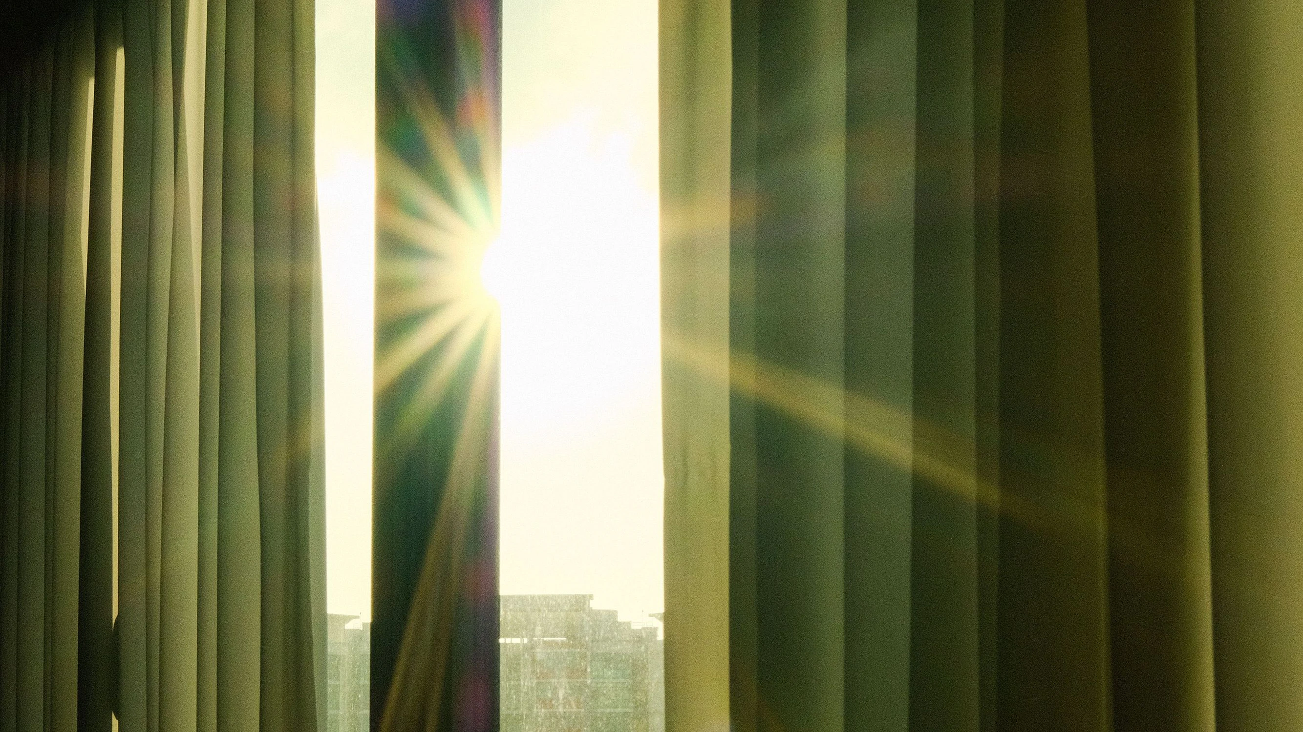 Sonnenstrahlen können auch durch ein Glas den Körper schaden. 