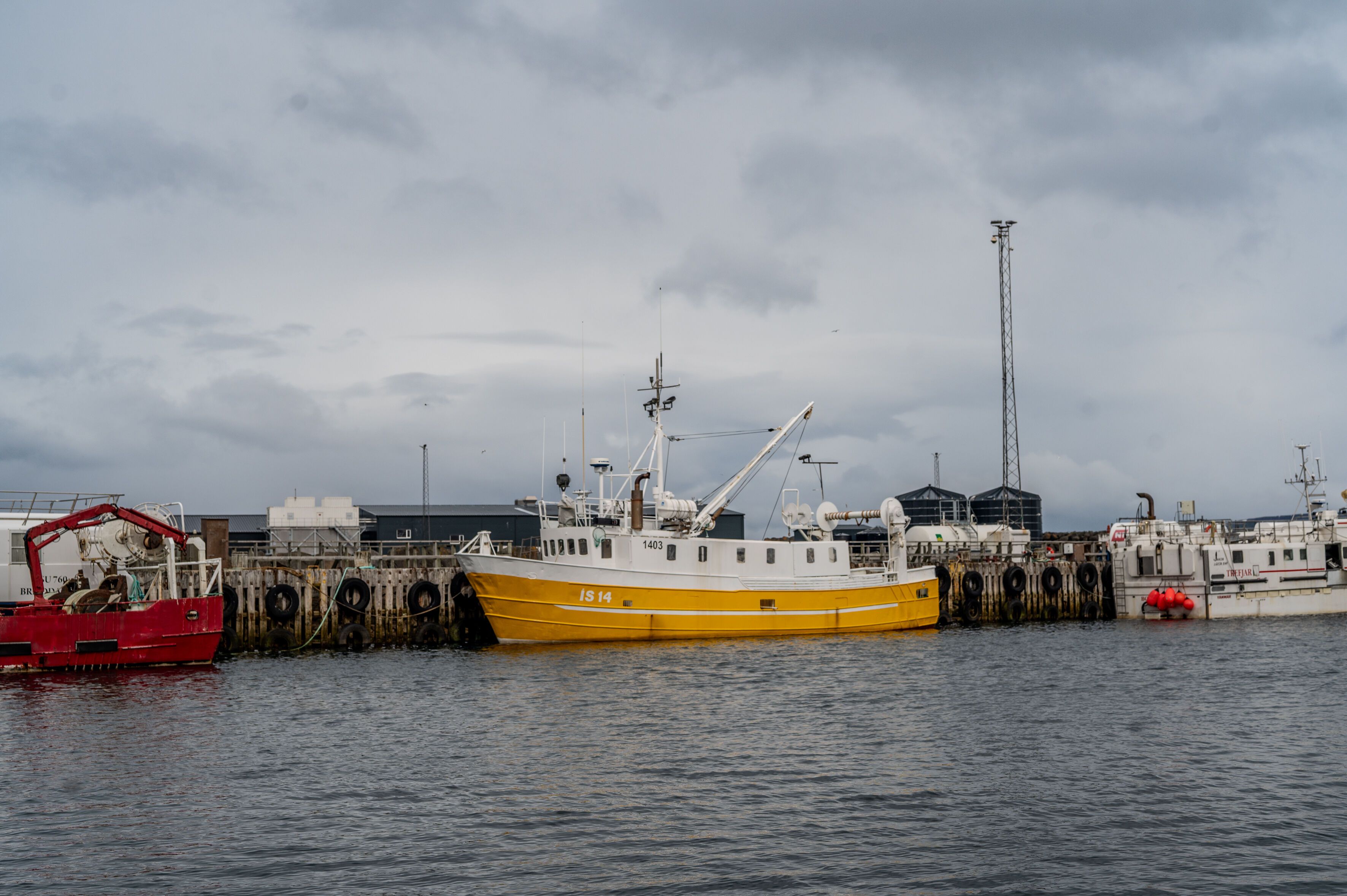 Ein Walfang-Schiff liegt hier im Hafen von BolungarvÌk in den isländischen Westfjorden. 