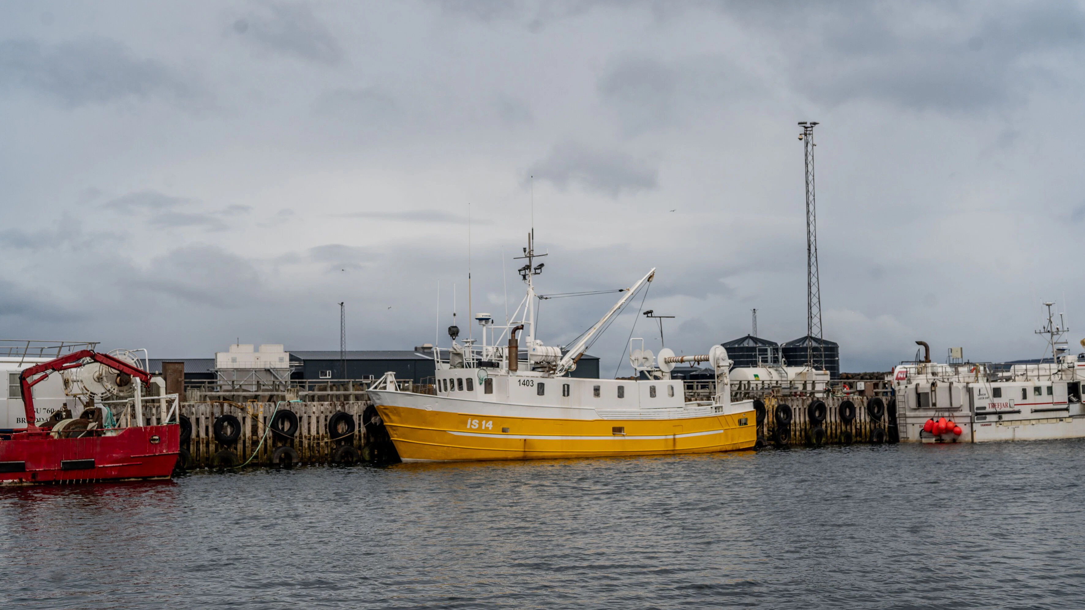 Ein Walfang-Schiff liegt hier im Hafen von BolungarvÌk in den isländischen Westfjorden. 