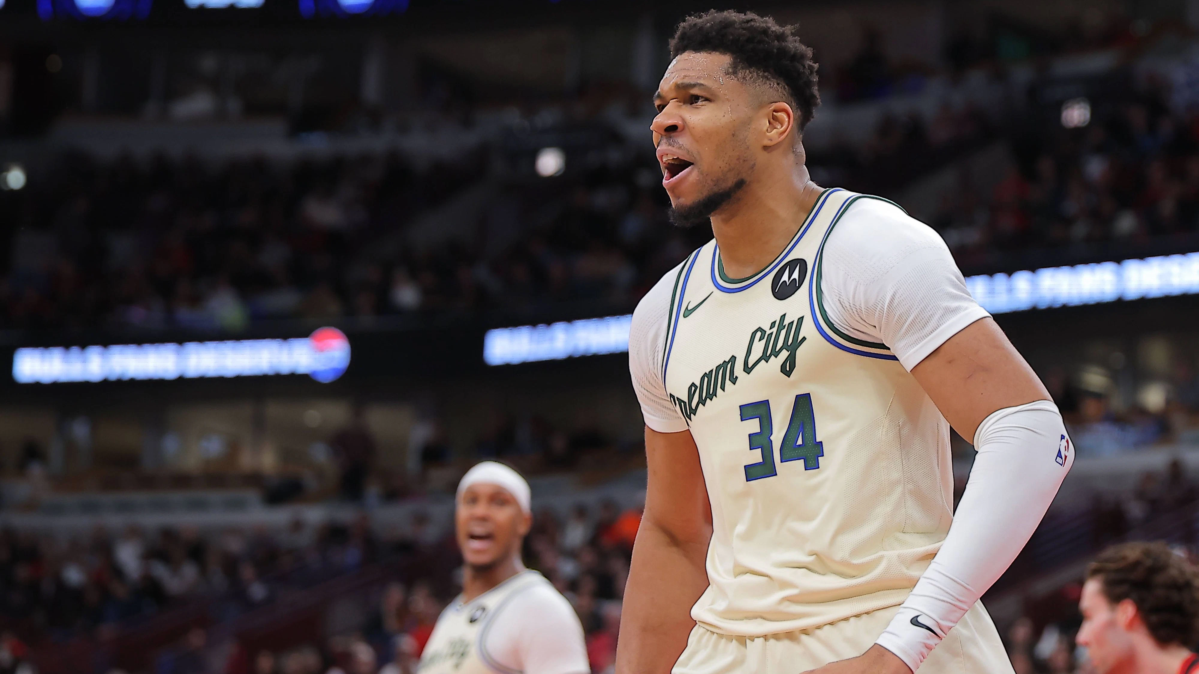 CHICAGO, IL - DECEMBER 27: Giannis Antetokounmpo 34 of the Milwaukee Bucks reacts after a slam dunk during the first half against the Chicago Bulls on December 27, 2025 at the United Center in Chicago, Illinois. Photo by Melissa Tamez/Icon Sportswire NBA, Basketball Herren, USA DEC 27 Milwaukee Bucks at Chicago Bulls EDITORIAL USE ONLY Icon251227015