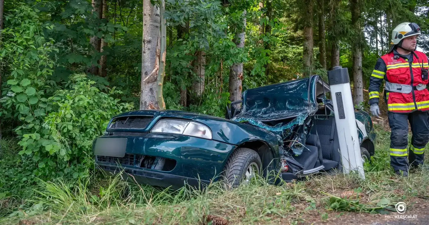 Heute.at - 18-Jährige kracht gegen Baum - im Auto eingeklemmt