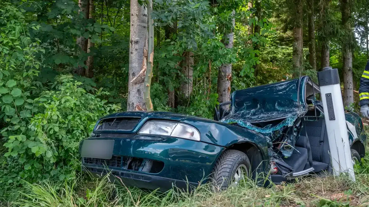 Der völlig zerstörte Wagen der jungen Frau landete bei einem Wald.