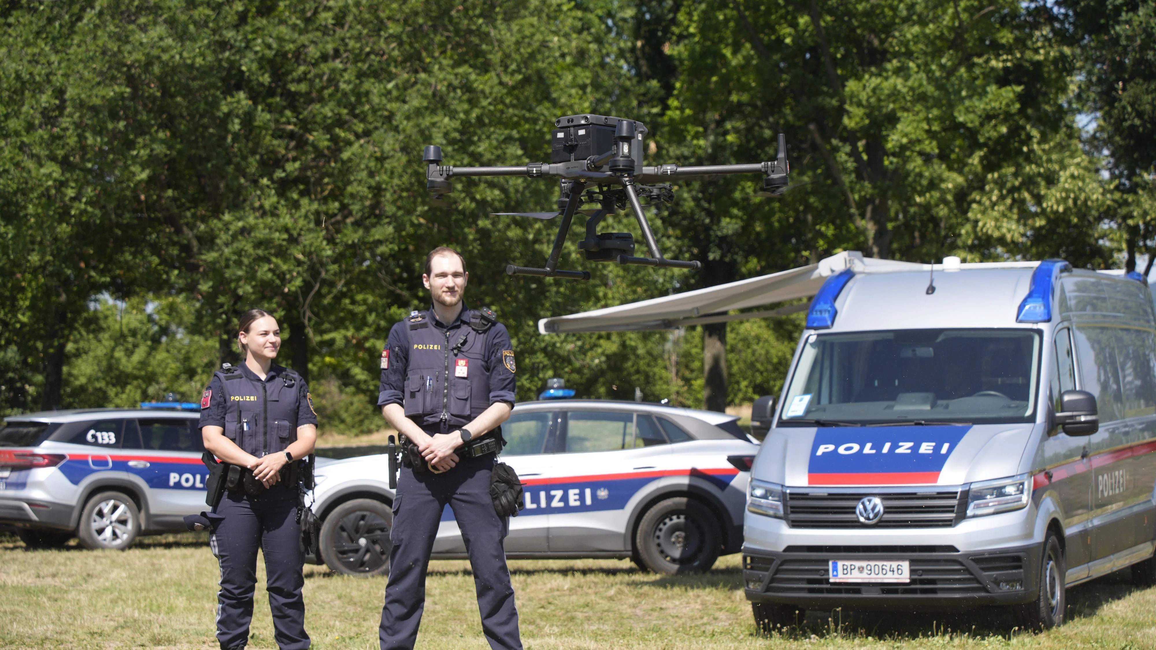 Für das Donauinselfest, das von 3. bis 5. Juli über die Bühne geht, wurde ein umfassendes Sicherheitskonzept erarbeitet. Neben Kameras, Drohen und viel Polizei kommen auch Awareness-Teams, "Rettungsanker" und blinkende Schulterlichter zum Einsatz.