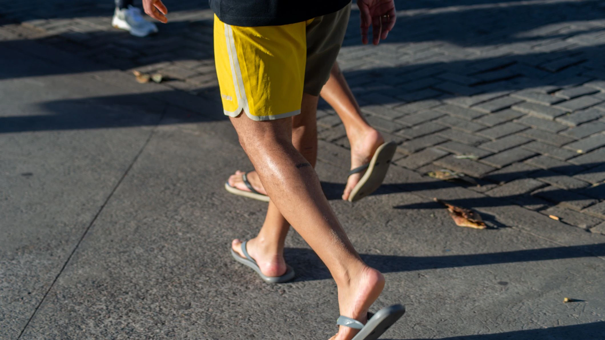 Spaziergang in Shorts und Schlapfen: Was für Touristen vollkommen okay ist, kommt in den meisten Büros gar nicht gut an