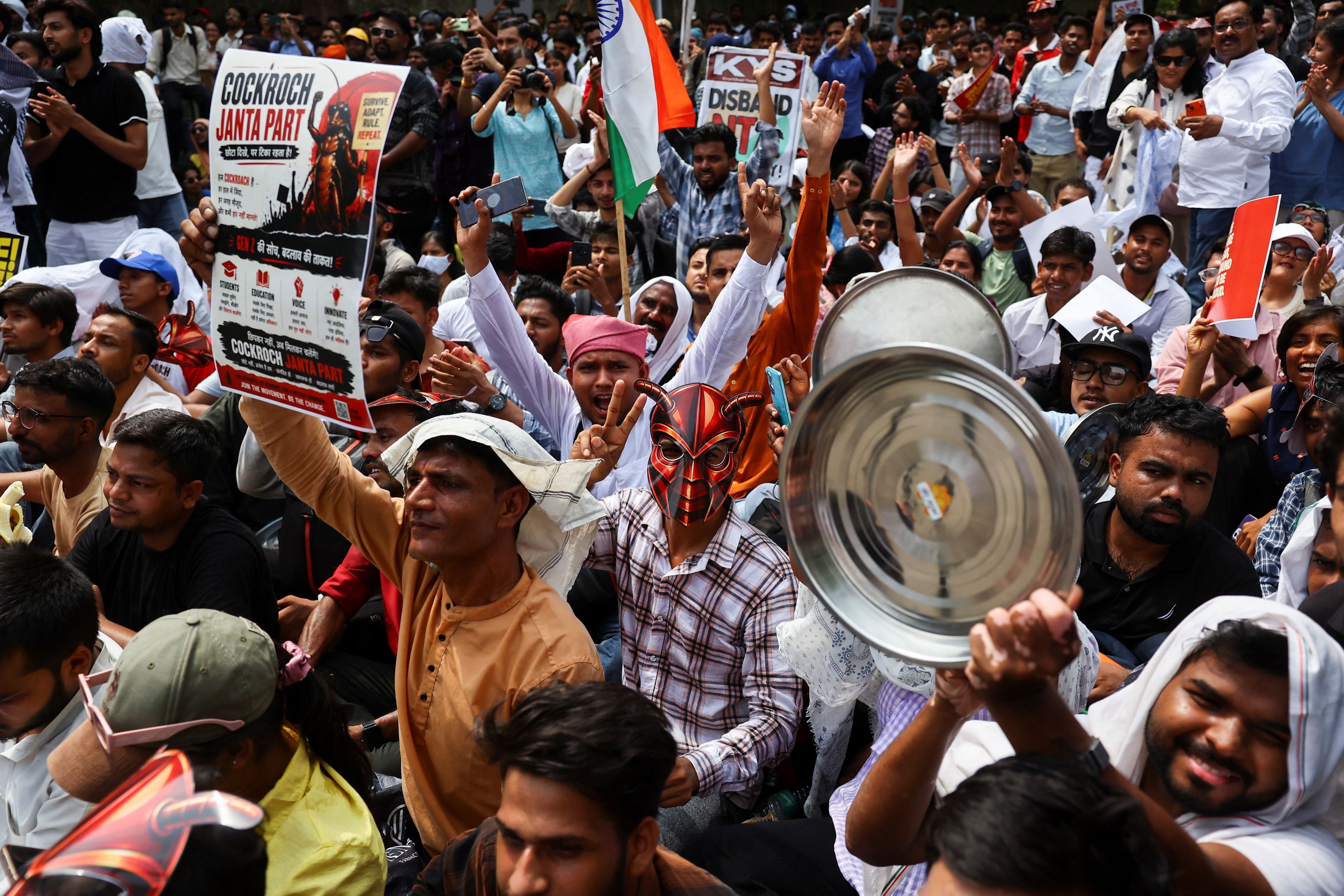 Hunderte junge Menschen protestieren weiterhin auf Indiens Straßen