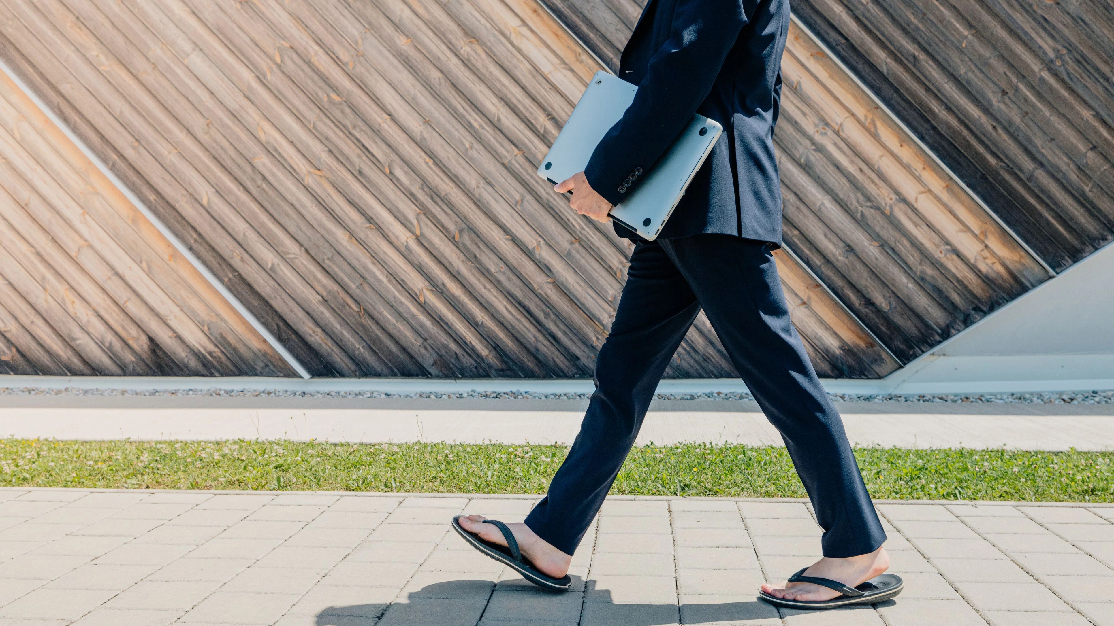 Heute.at - Darf man bei 39 Grad mit Flipflops in die Arbeit gehen?