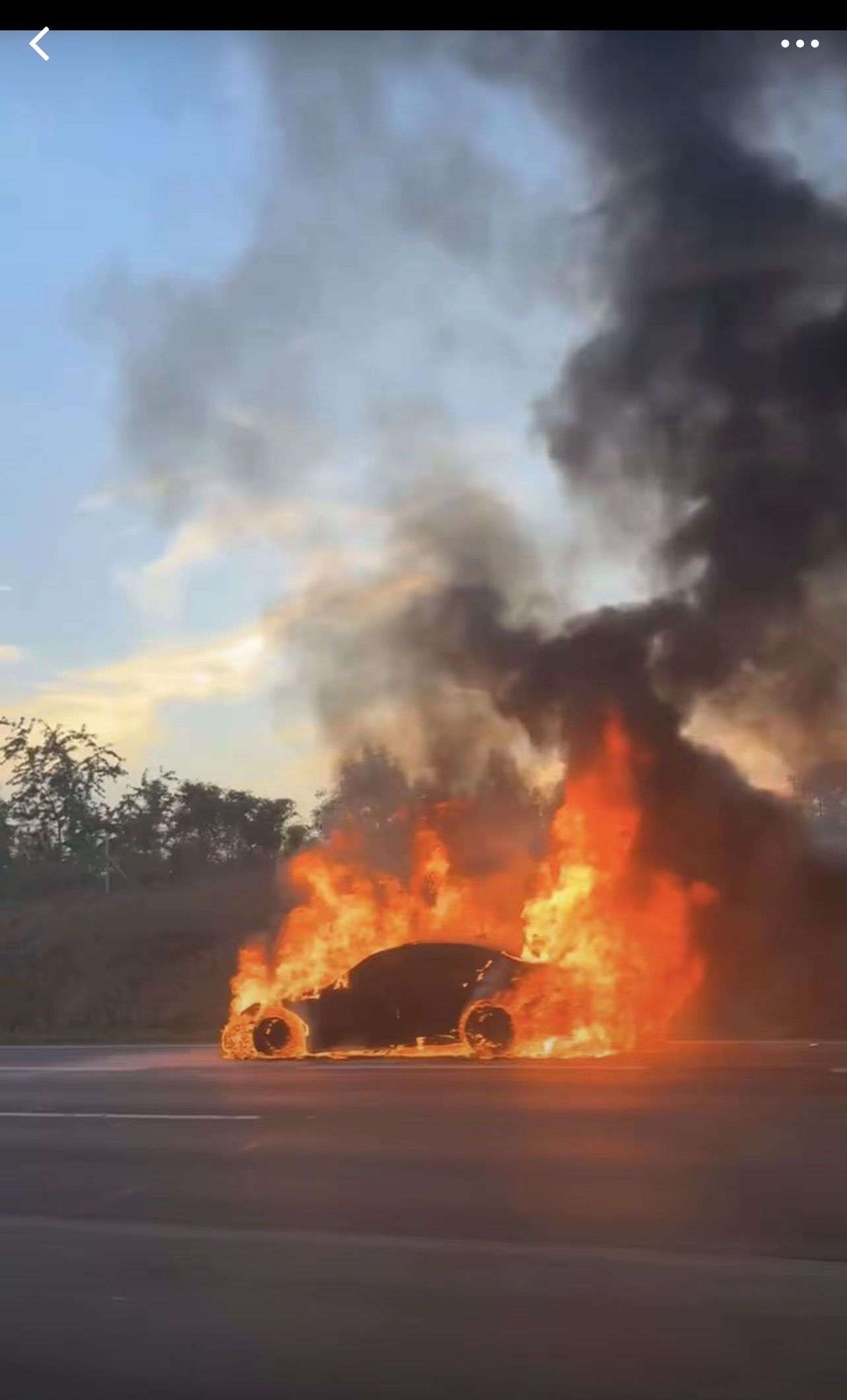 Das Auto ging mitten auf der A2 in Flammen auf.