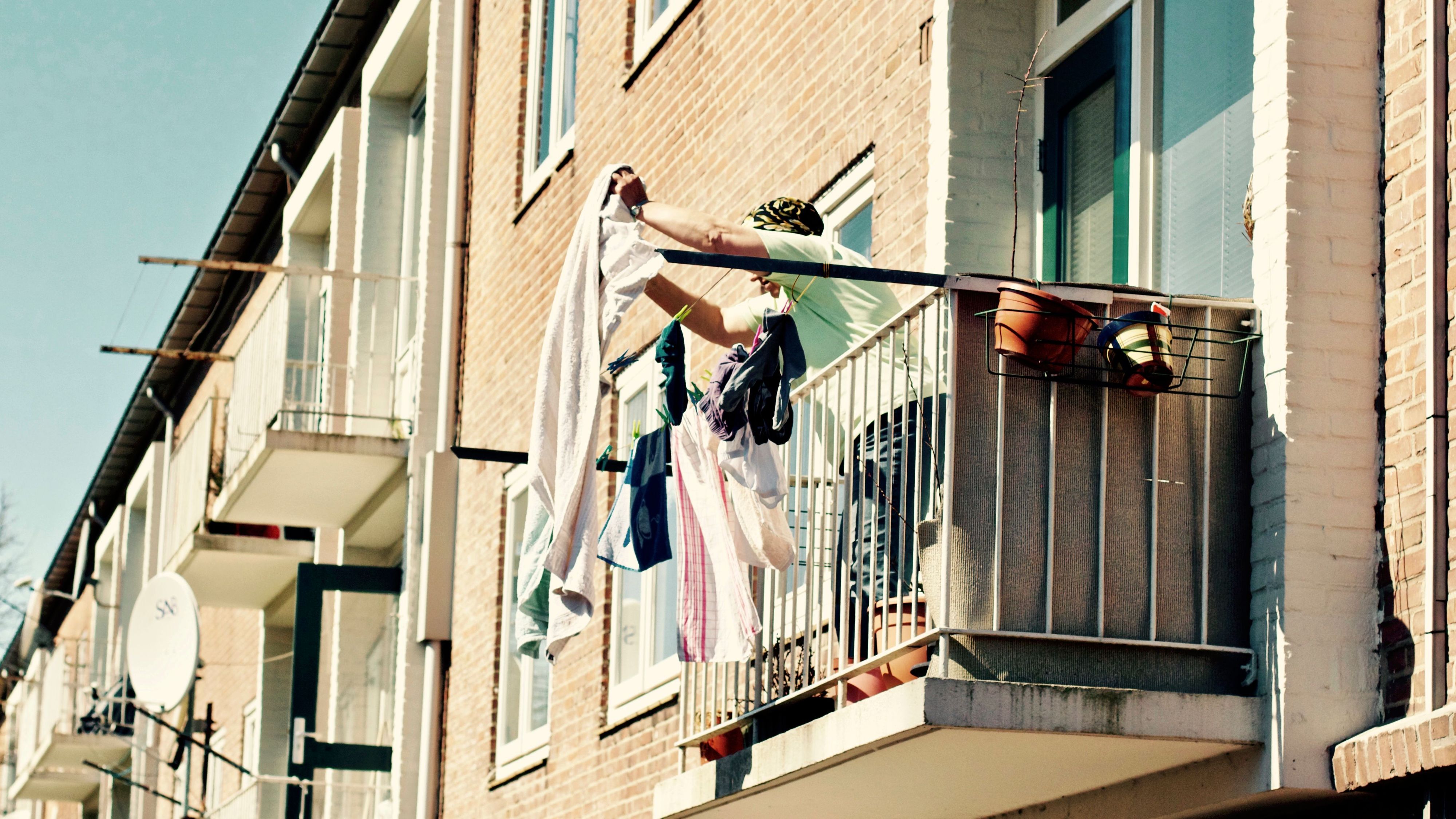 Heute.at - Darum solltest du Wäsche nicht SO auf dem Balkon hängen