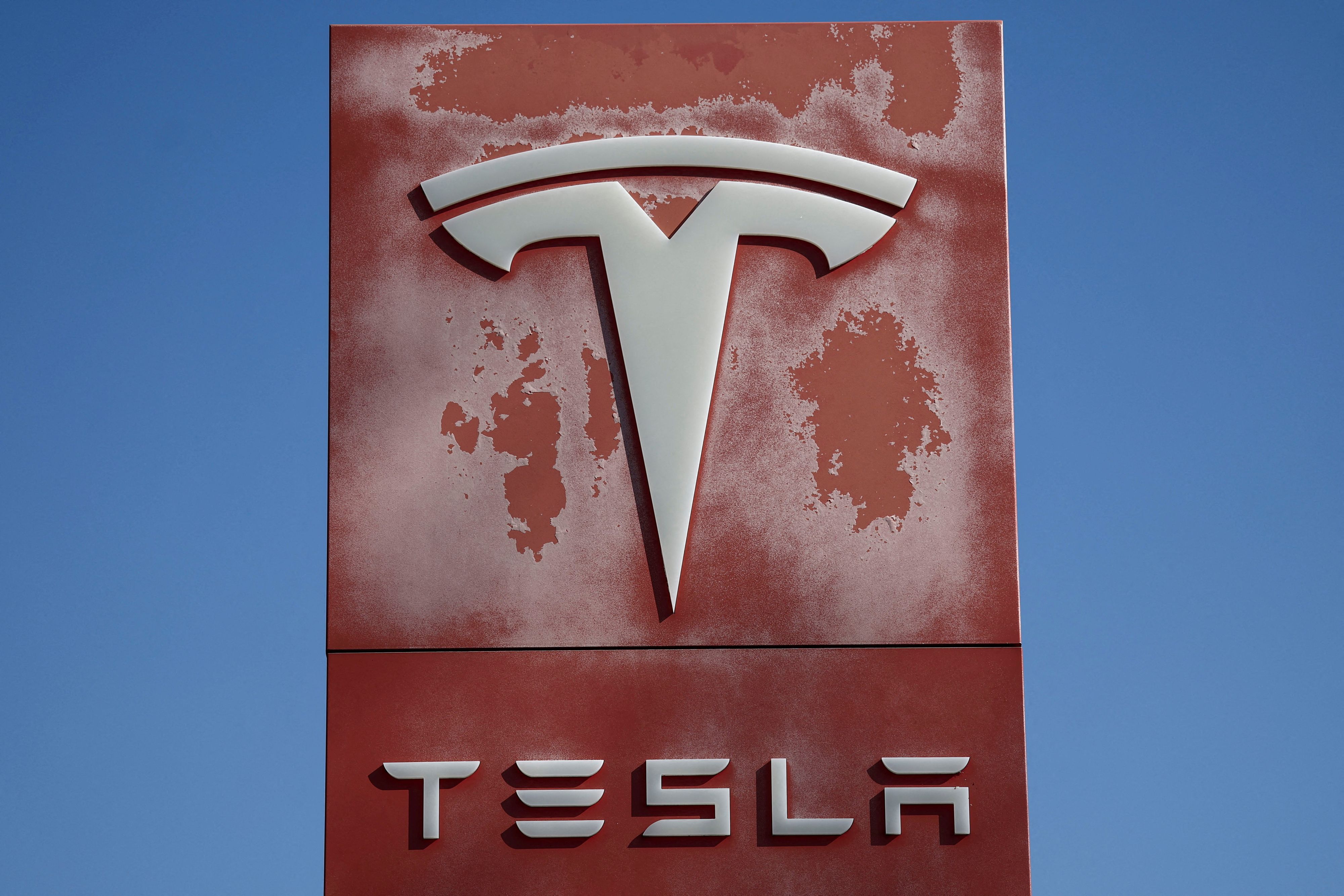 Frau tot - nachdem Tesla in ihr Haus fährt