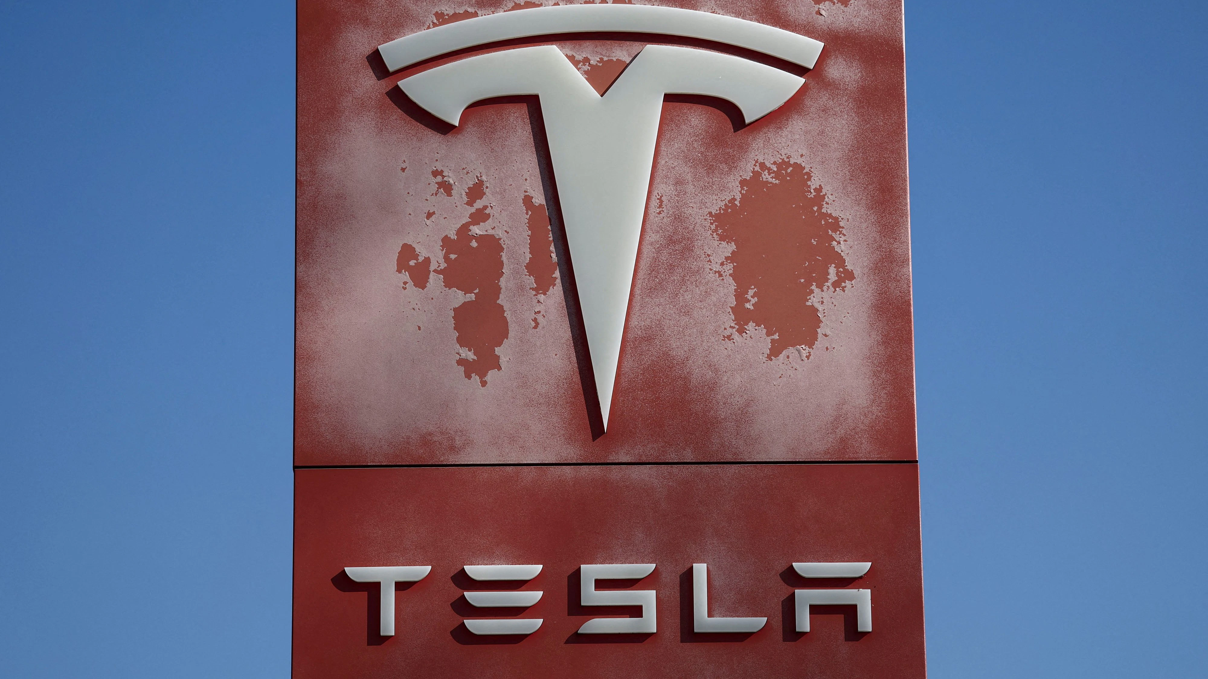 FILE PHOTO: The logo of Tesla is pictured at a dealership in Saint-Herblain near Nantes, France, March 27, 2025. REUTERS/Stephane Mahe/File Photo
