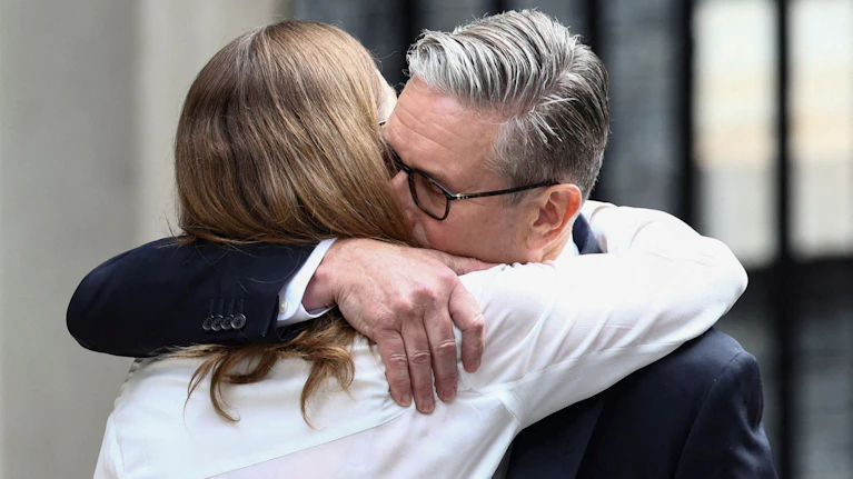 Geordnete Übergabe statt wilder Kampf: Sir Keir Starmer gibt die Schlüssel für Downing Street 10 Anfang Juli an seinen Labour-Parteifreund Andy Burnham weiter. An den Problemen des Landes – und des Premierministers – wird das allerdings nur wenig ändern.