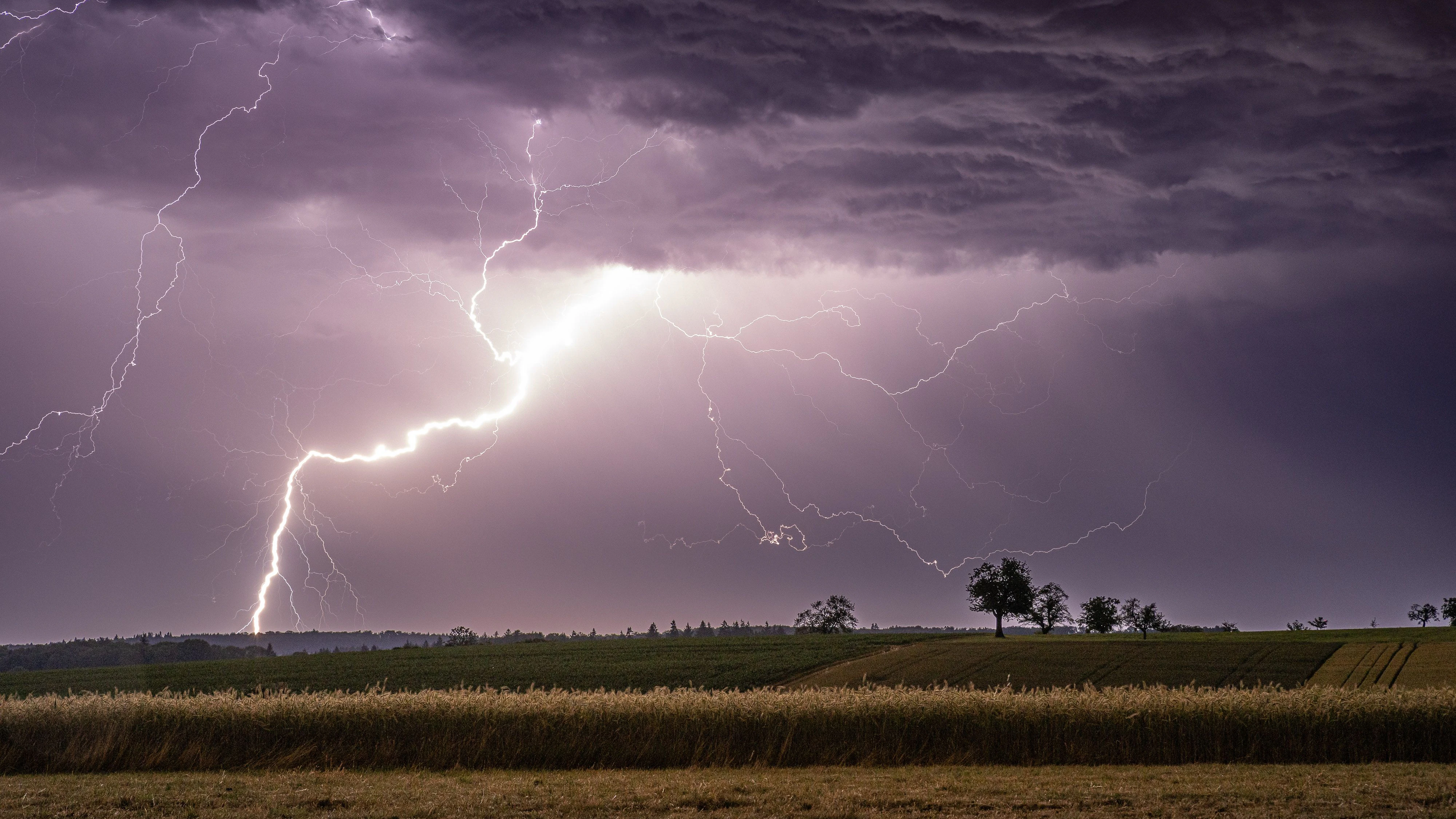19 June 2026, Baden-Württemberg, Pforzheim: A flash of lightning streaks across the night sky during a summer thunderstorm. The German Weather Service (DWD) predicted more thunderstorms for Saturday. From the low mountain ranges to the coasts, they could be severe in some areas. Photo: Alexander Wolff/onw-images/dpa