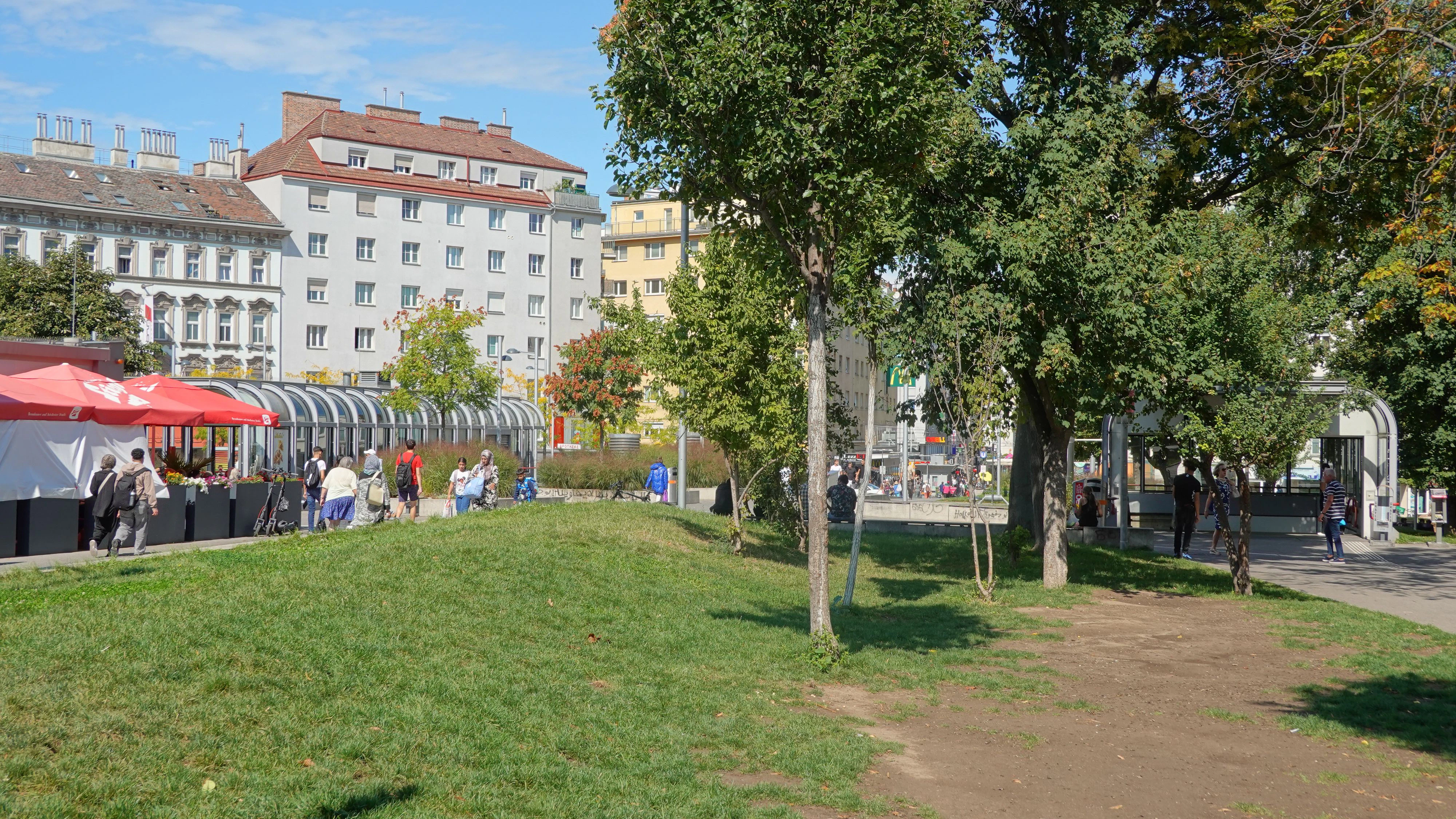  knapp 30 Bänke