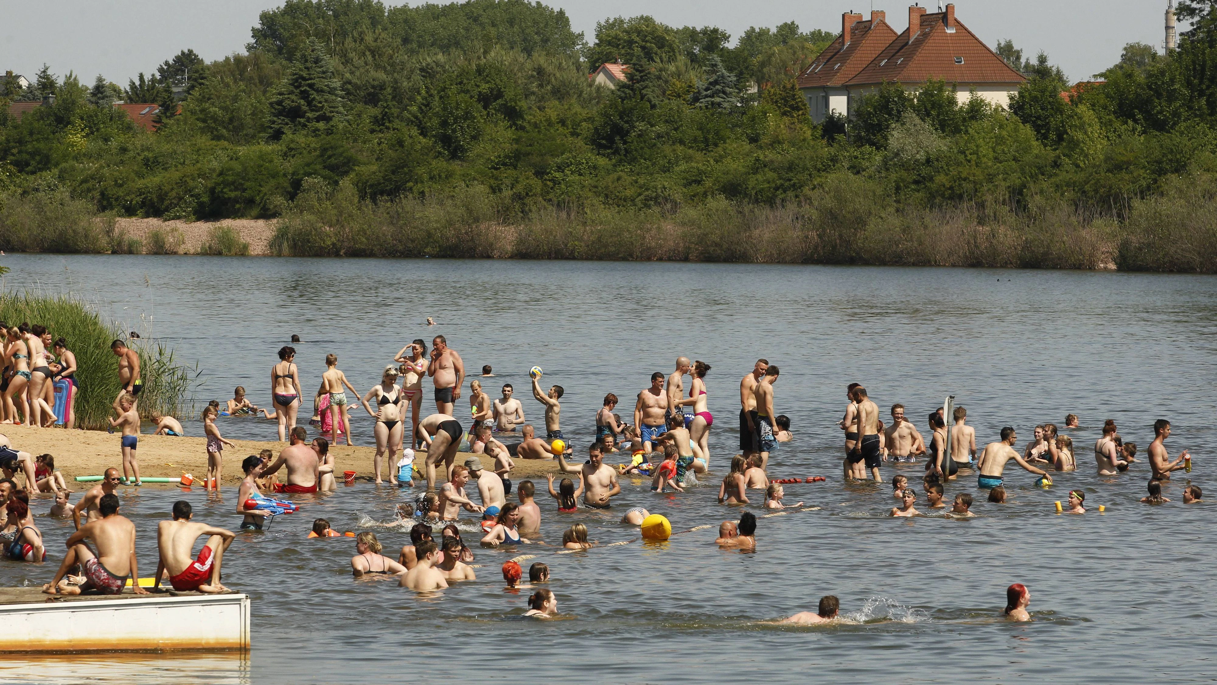 Im Heidebad in Halle an der Saale müssen Besucher Deutsch können. (Symbolbild)