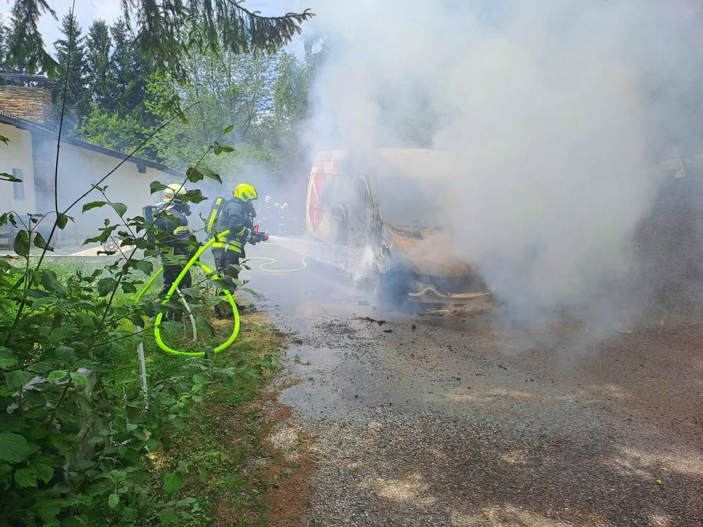 Am Gerichtsberg ging ein Auto in Flammen auf.