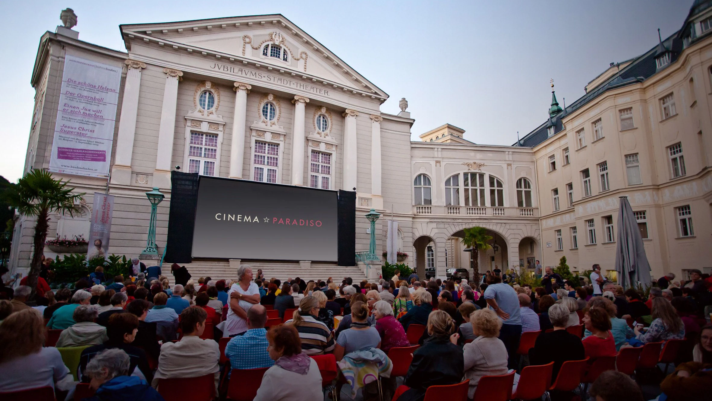 Es werden Filme wie "Der Teufel trägt Prada 2", "Minions & Monster" und "Vier minus drei" gezeigt.