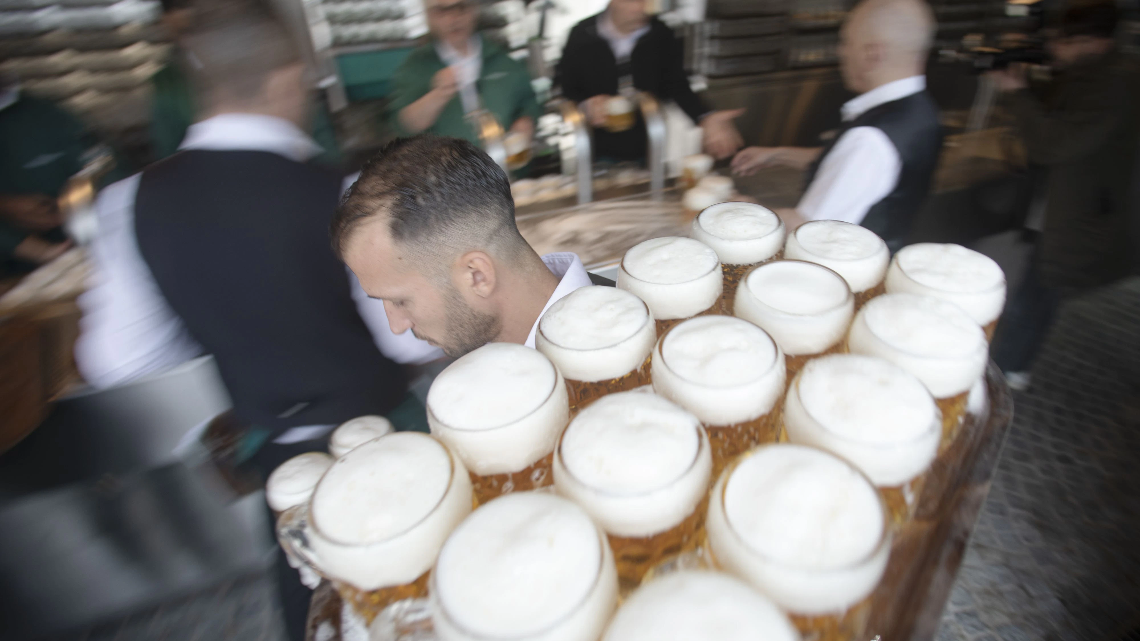 Hochleistungsjob Gastronomie: Bei vier Krügerln im Schatten alles andere als ein Spaß für die Kellner