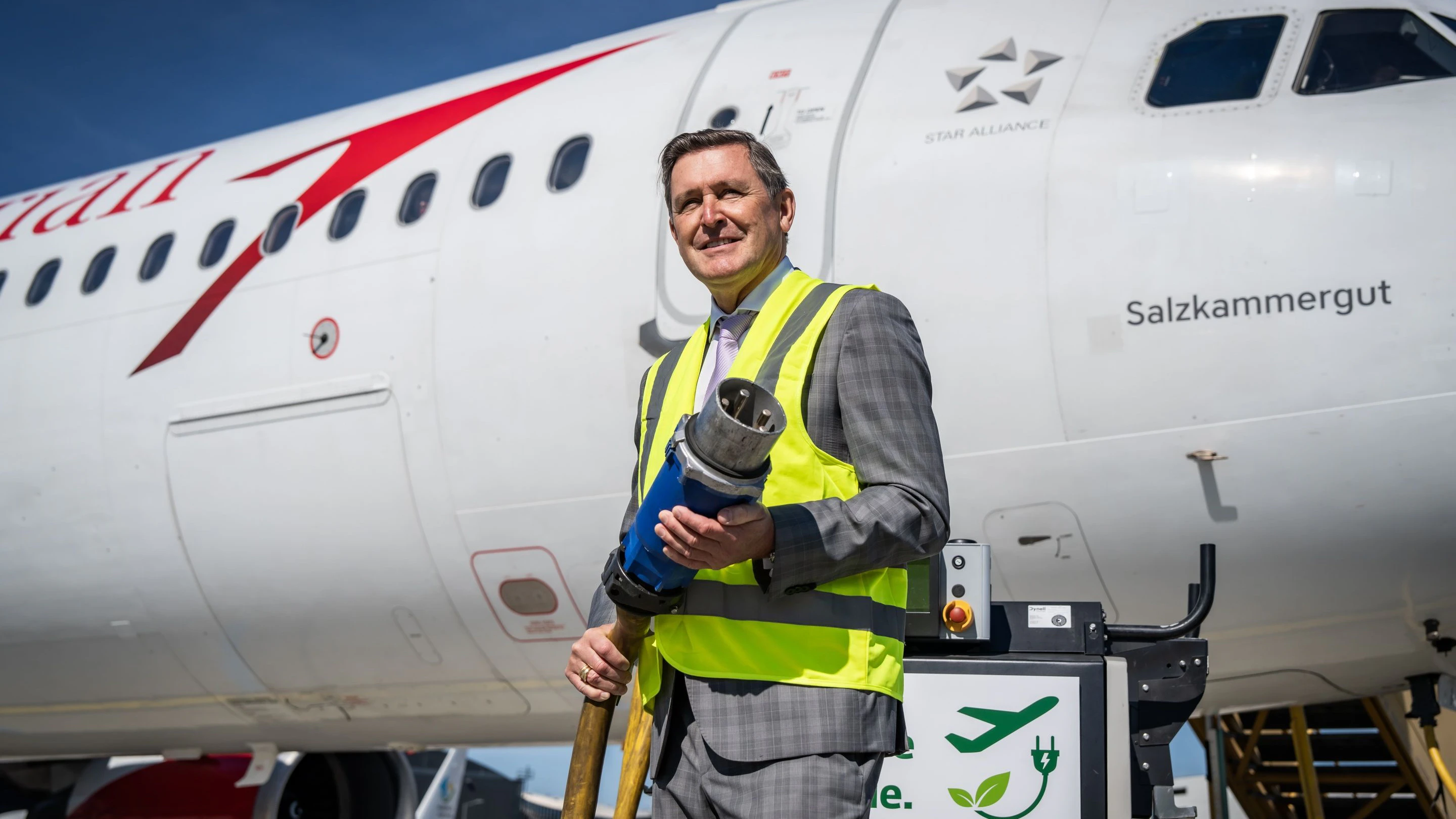 Mobilitätsminister Peter Hanke (SPÖ) setzt Flugzeuge unter Strom.