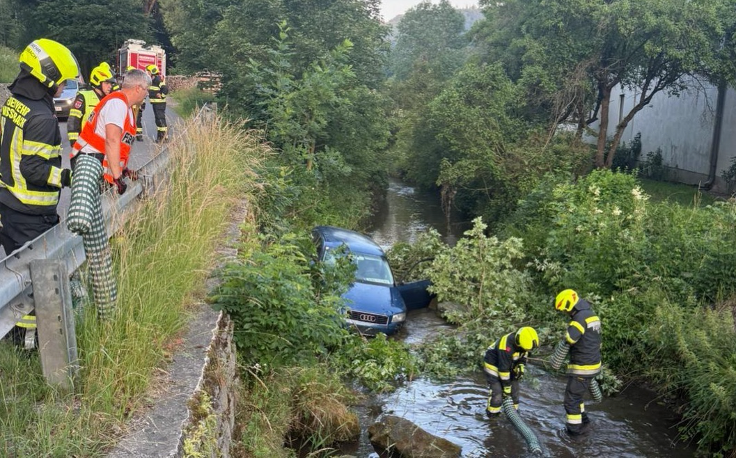 Am Dienstagmorgen stürzte eine Lenkerin mit ihrem Auto in einen Bach.