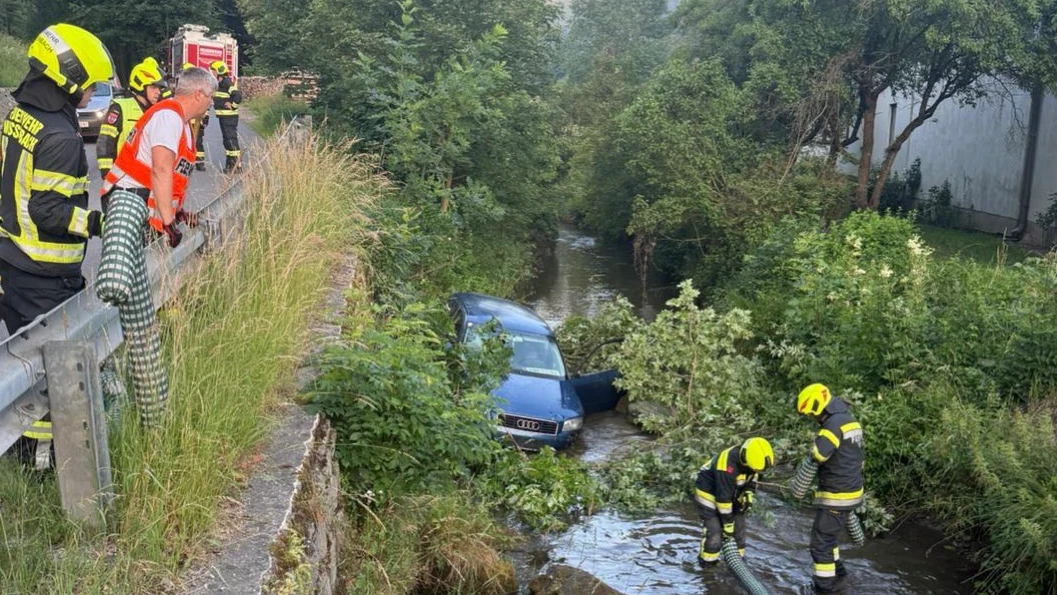 Heute.at - Auto stürzt in Further Bach – Lenkerin landet im Spital