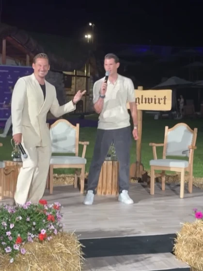 Zverev filmt die Gesangseinlage mit und stellt sie auf Instagram.
