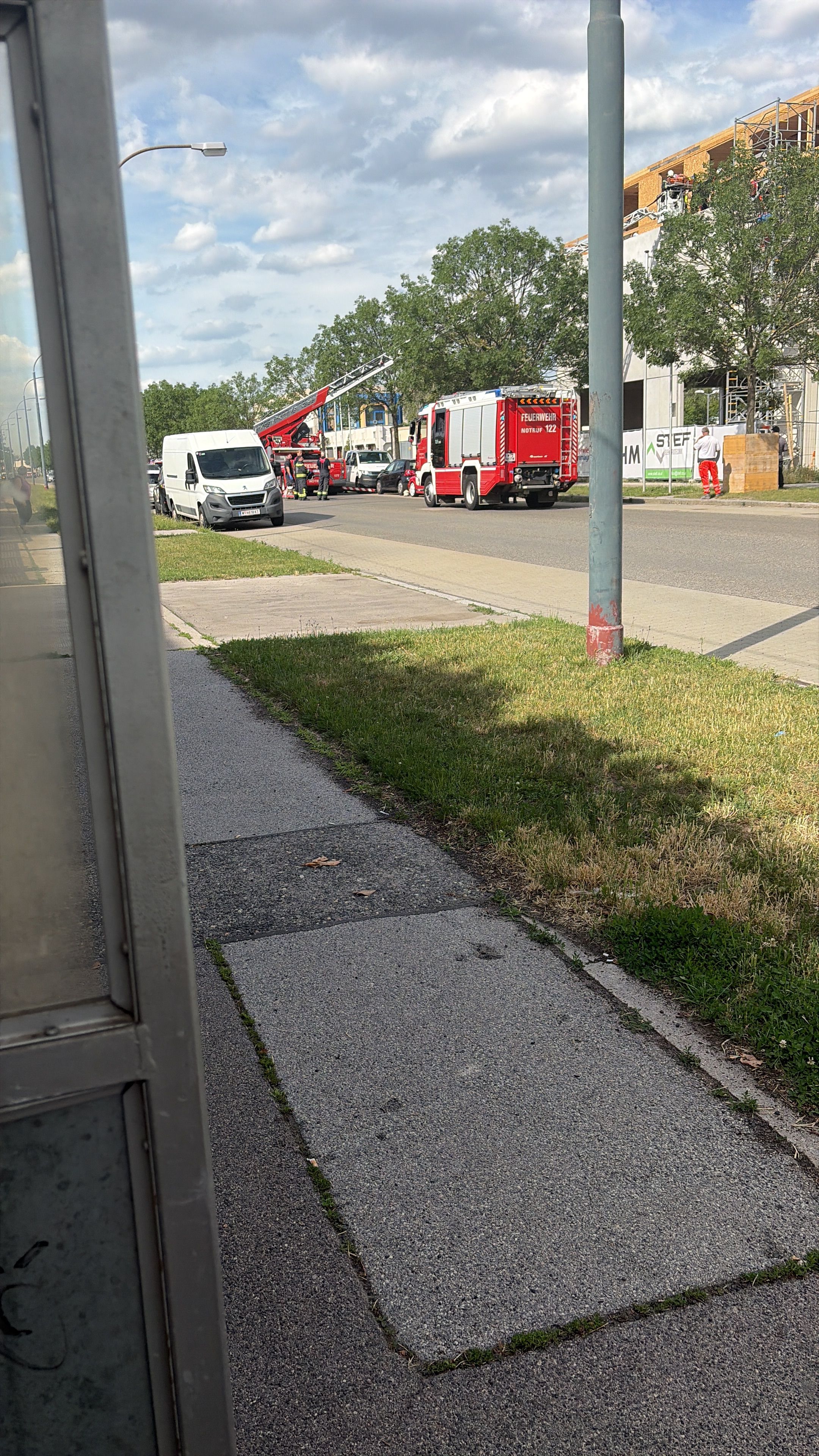 In der Obachgasse musste gegen 16.20 Uhr die Wiener Berufsrettung und Berufsfeuerwehr alarmiert werden, nachdem ein junger Arbeiter metertief stürzte.