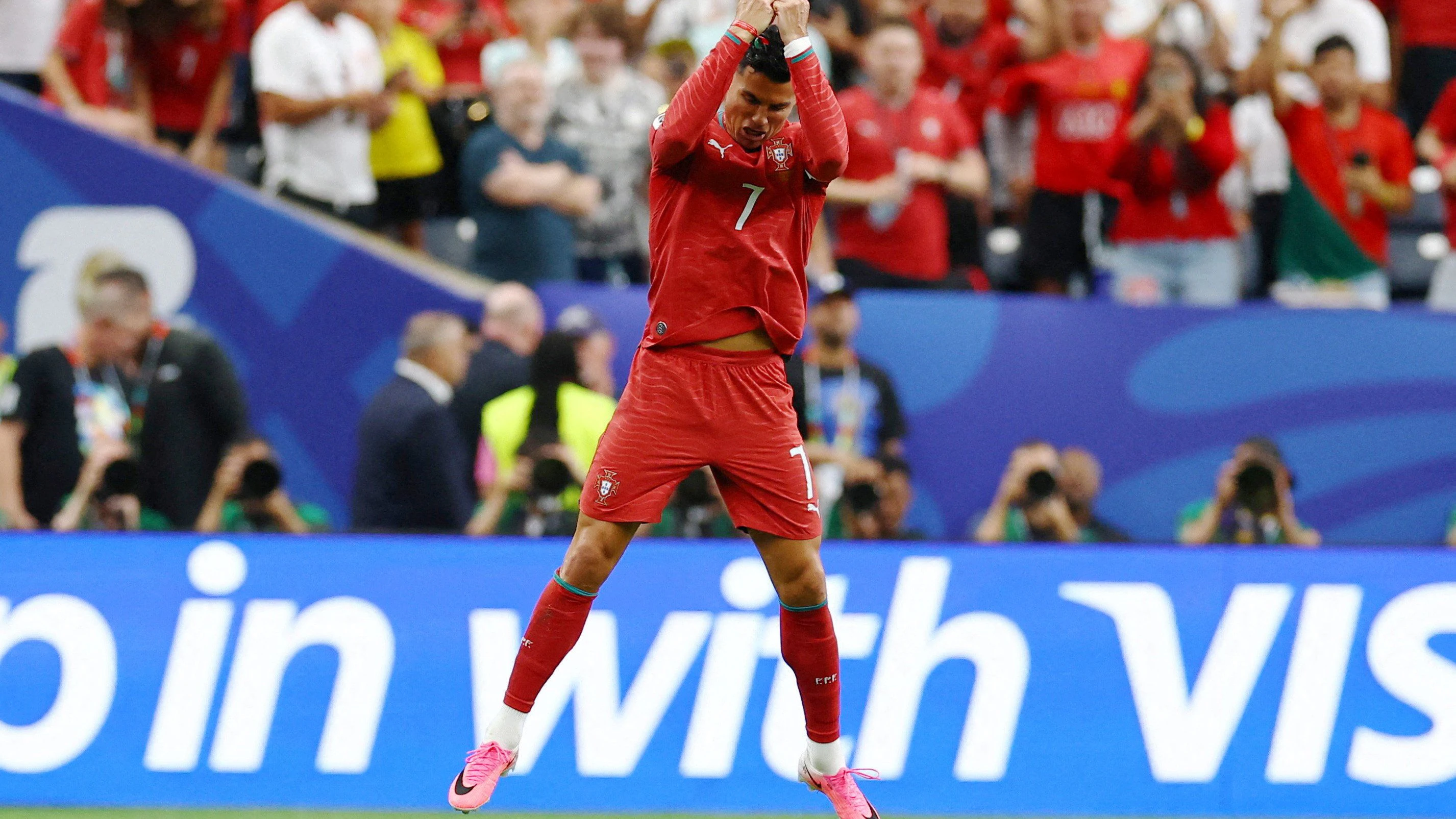 Fußball-Superstar Cristiano Ronaldo jubelt. 