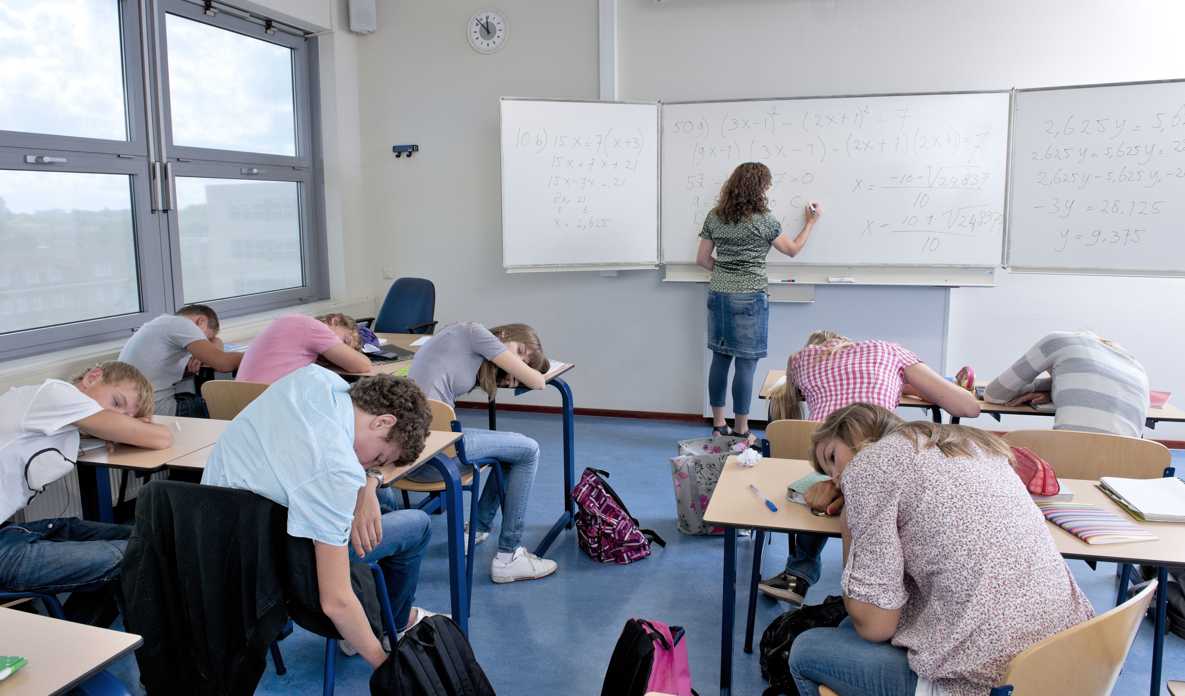Derzeit leiden viele Schüler und Schülerinnen unter der Hitze im Klassenzimmer.
