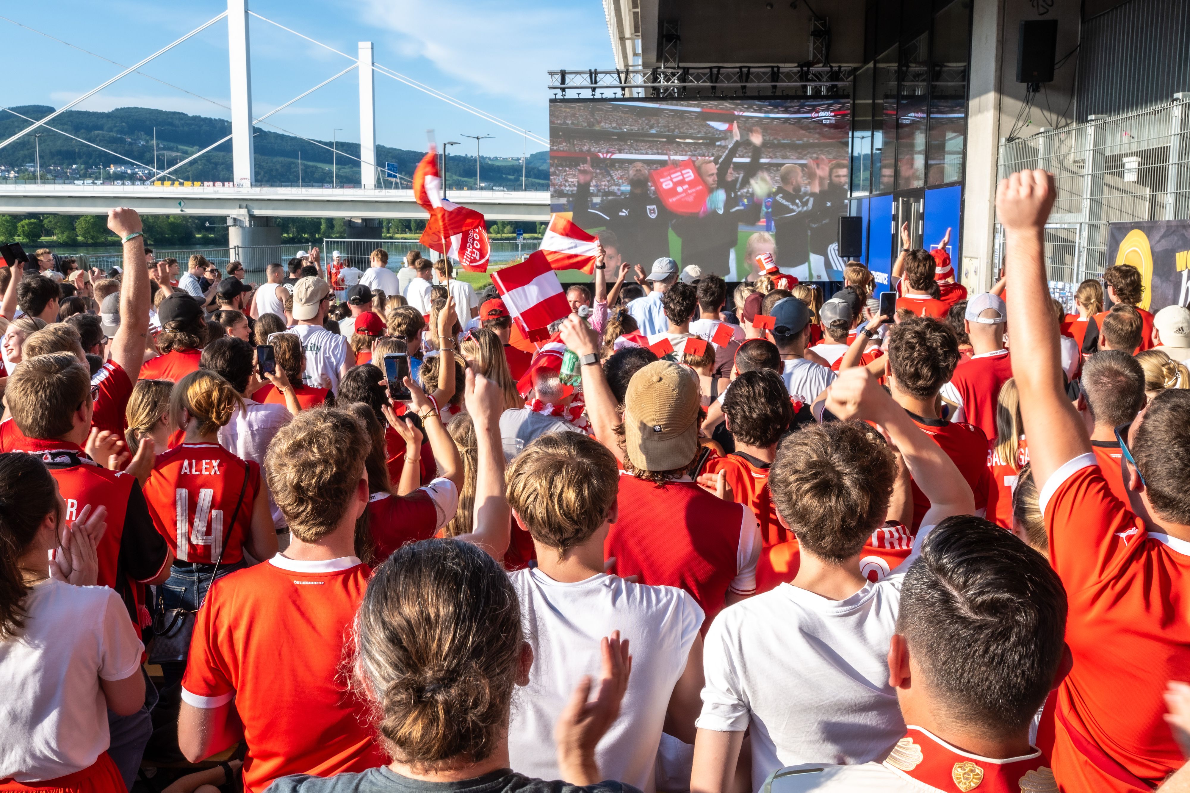 Die Fans jubelten beim Public Viewing an der Donau für die ÖFB-Elf.