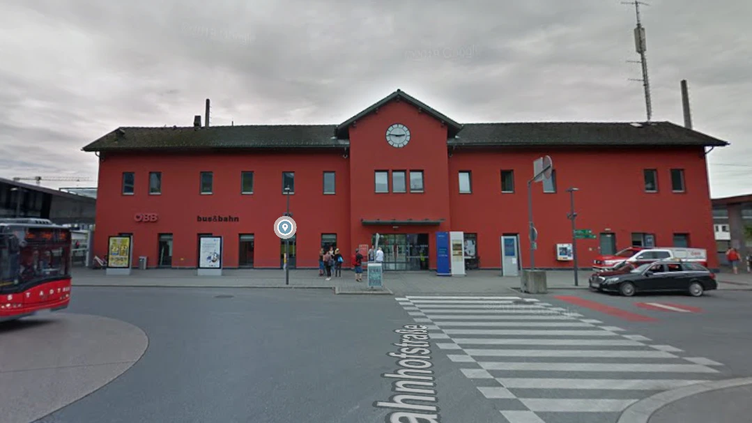 Nach einer Bombendrohung kommt es am Bahnhof Dornbirn derzeit zu einem Großeinsatz der Polizei. 