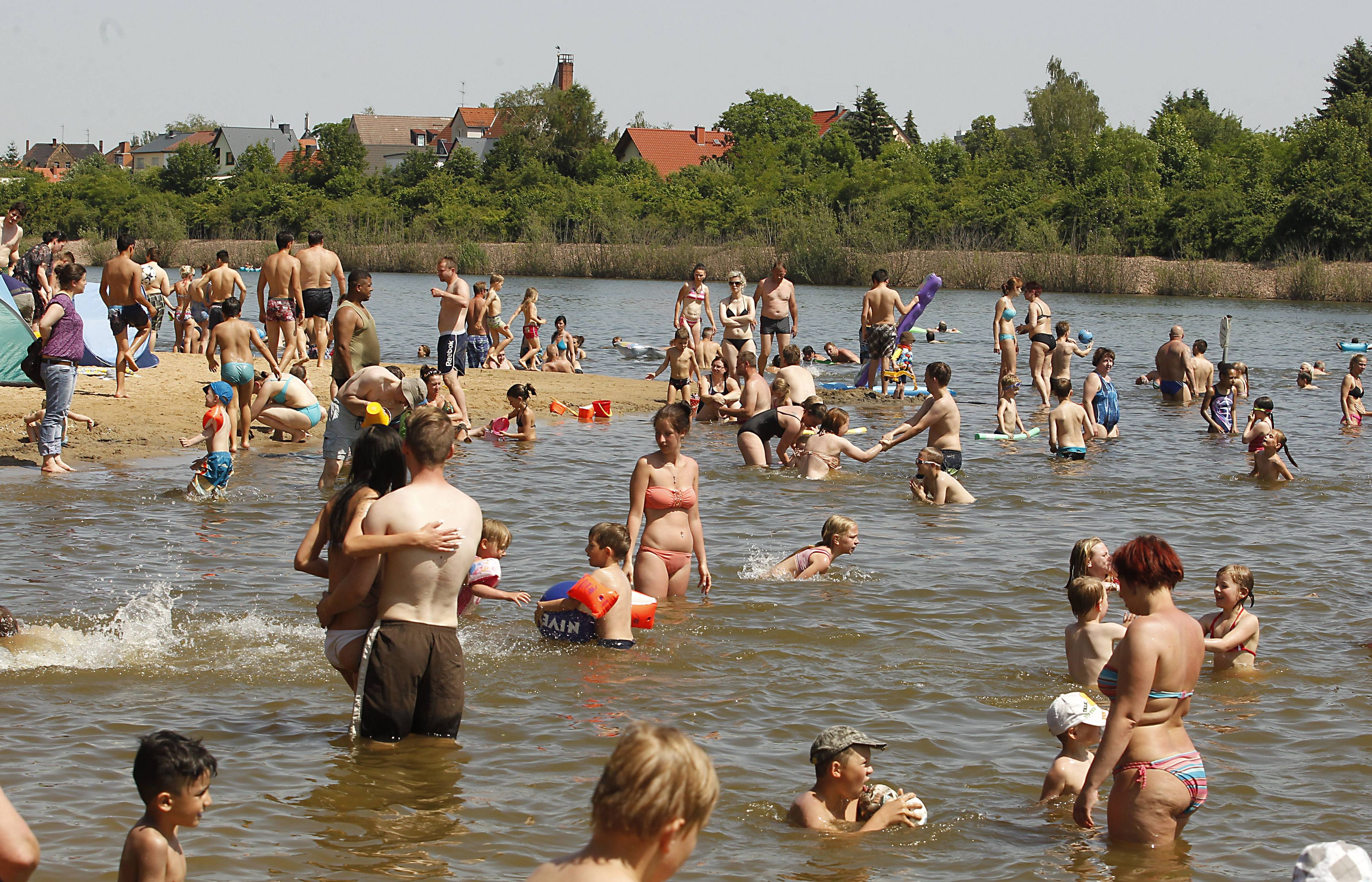 An heißen Tagen stürmen bis zu 3.000 Besucher das Heidebad in Halle an der Saale (Archivbild)