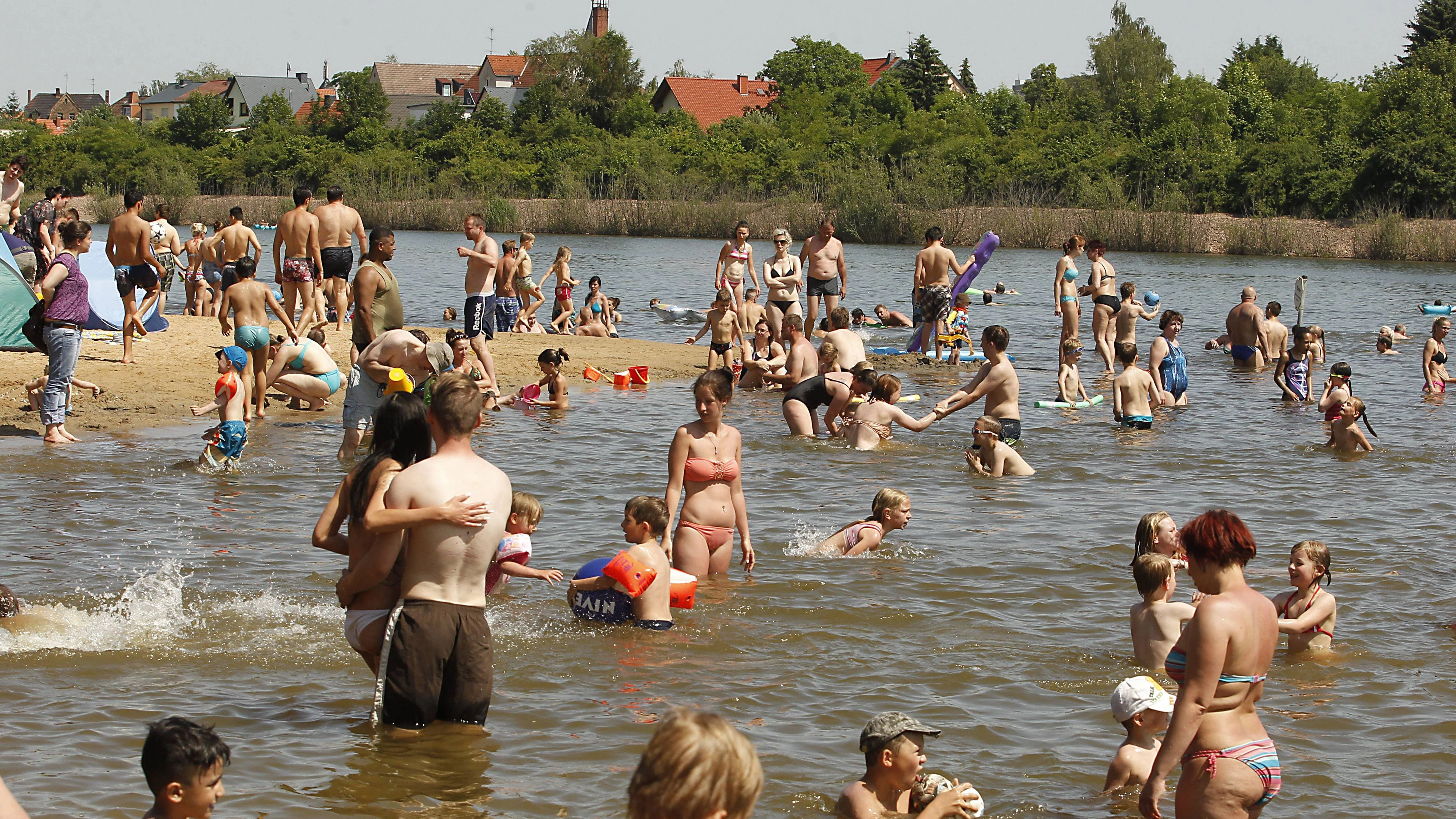 08.06.2014 // Wetter Sommer Sonne Hitze Freibad Freibäder Strandbad Heidebad in Halle Saale meldet Besucherrekord mit über 3000 Besuchern Foto:  08 06 2014 Weather Summer Sun Heat Outdoor Swimming pools Beach Heidebad in Hall Saale reports Attendance record with above 3000 Visitors Photo