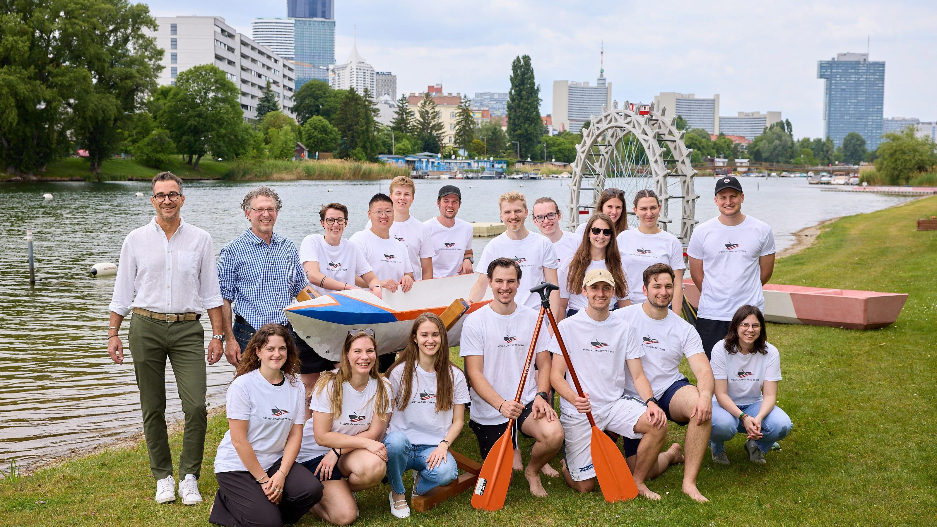 Das Studierendenteam "Canucrete" der Hochschule Campus Wien mit Betonkanu an der Alten Donau.