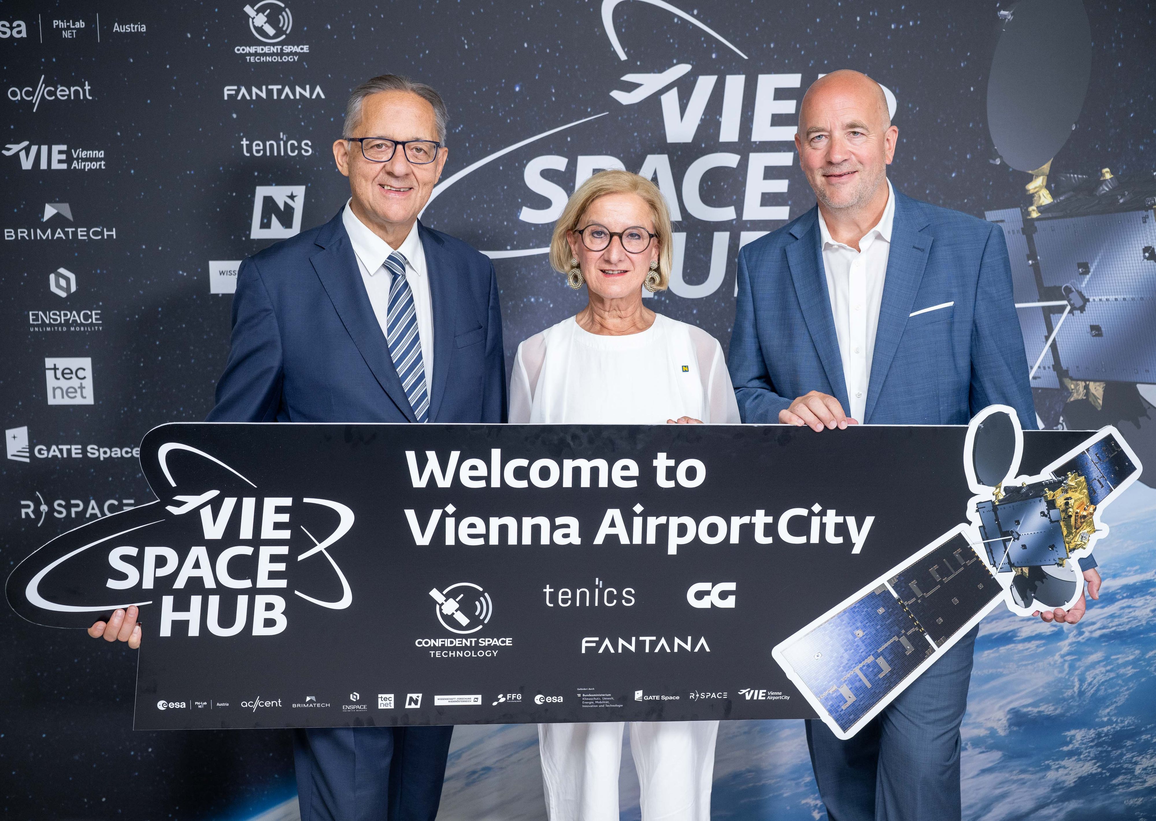 Landeshauptfrau Johanna Mikl-Leitner mit Flughafen-Vorstand Günther Ofner (l.) und Michael Moll (r.), Geschäftsführer des ESA Phi-Lab Austria
