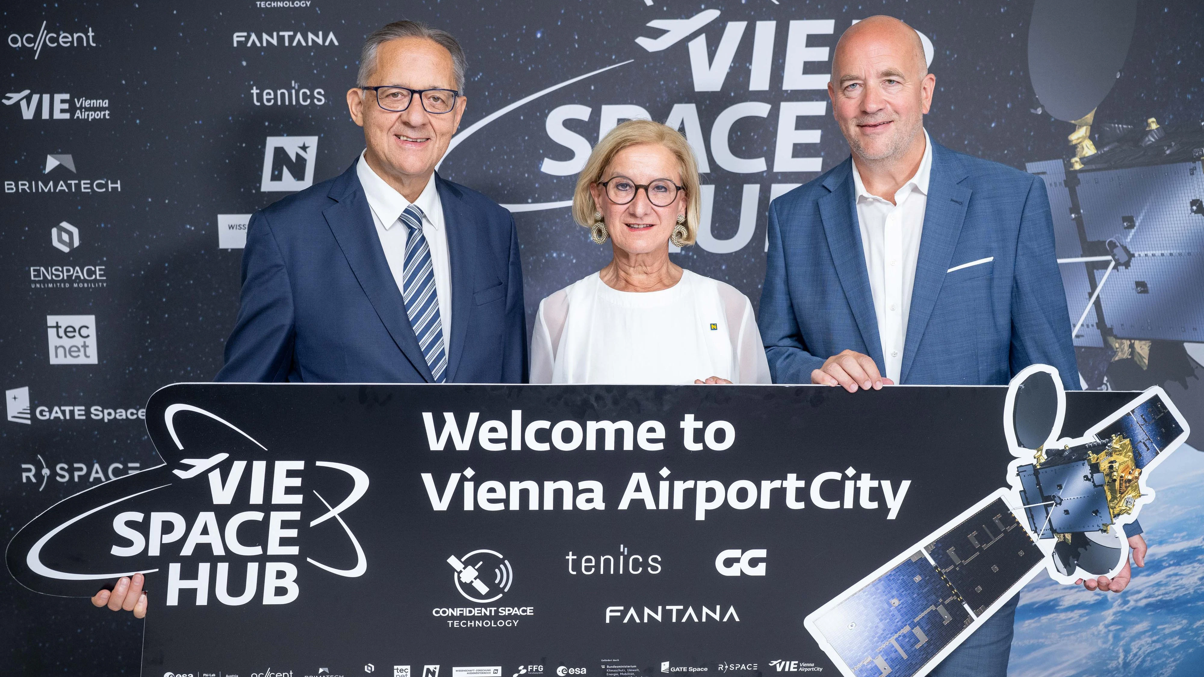 Landeshauptfrau Johanna Mikl-Leitner mit Flughafen-Vorstand Günther Ofner (l.) und Michael Moll (r.), Geschäftsführer des ESA Phi-Lab Austria
