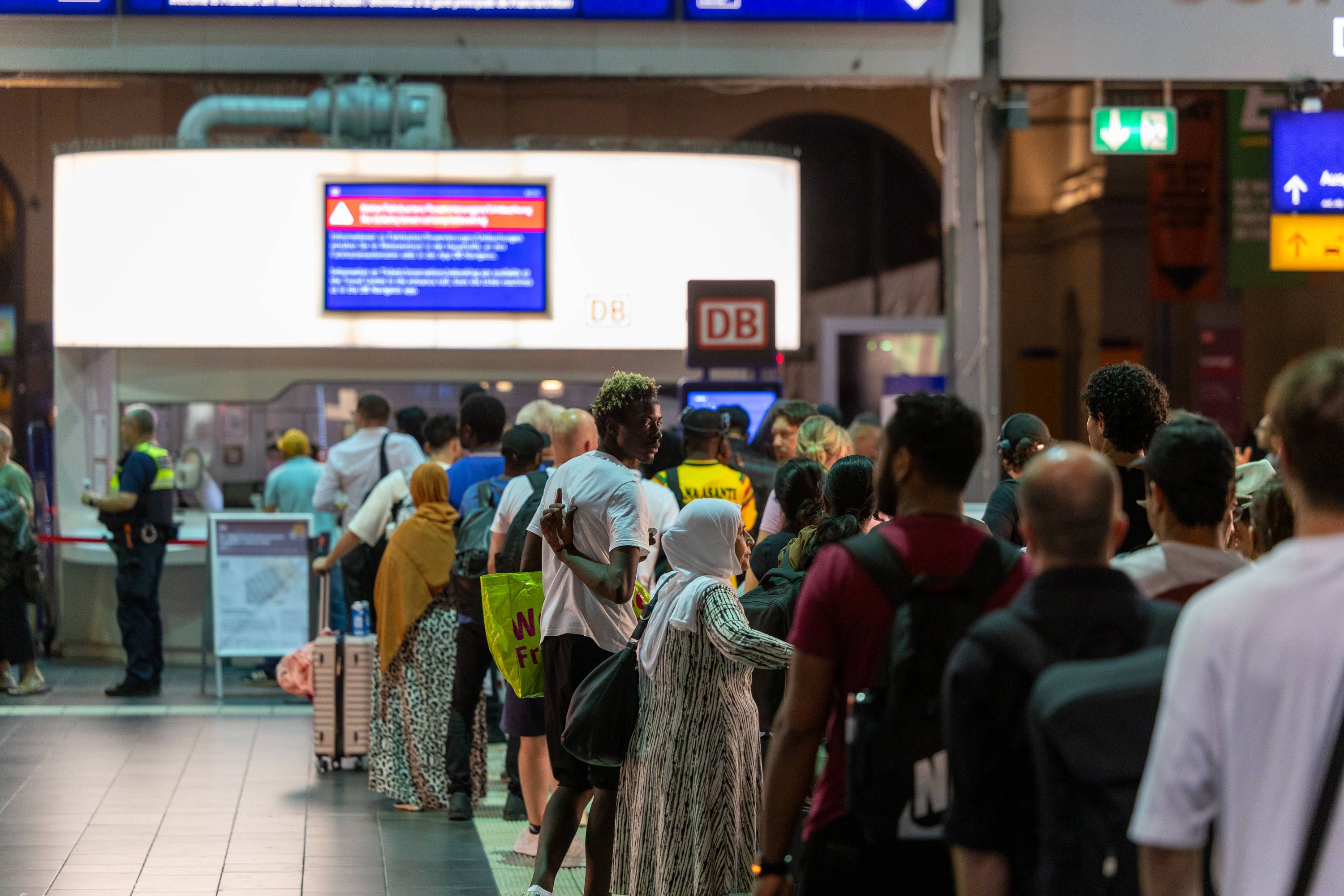 Eine Störung des Bahnfunks hat vorübergehend den Zugverkehr in ganz Deutschland lahmgelegt.