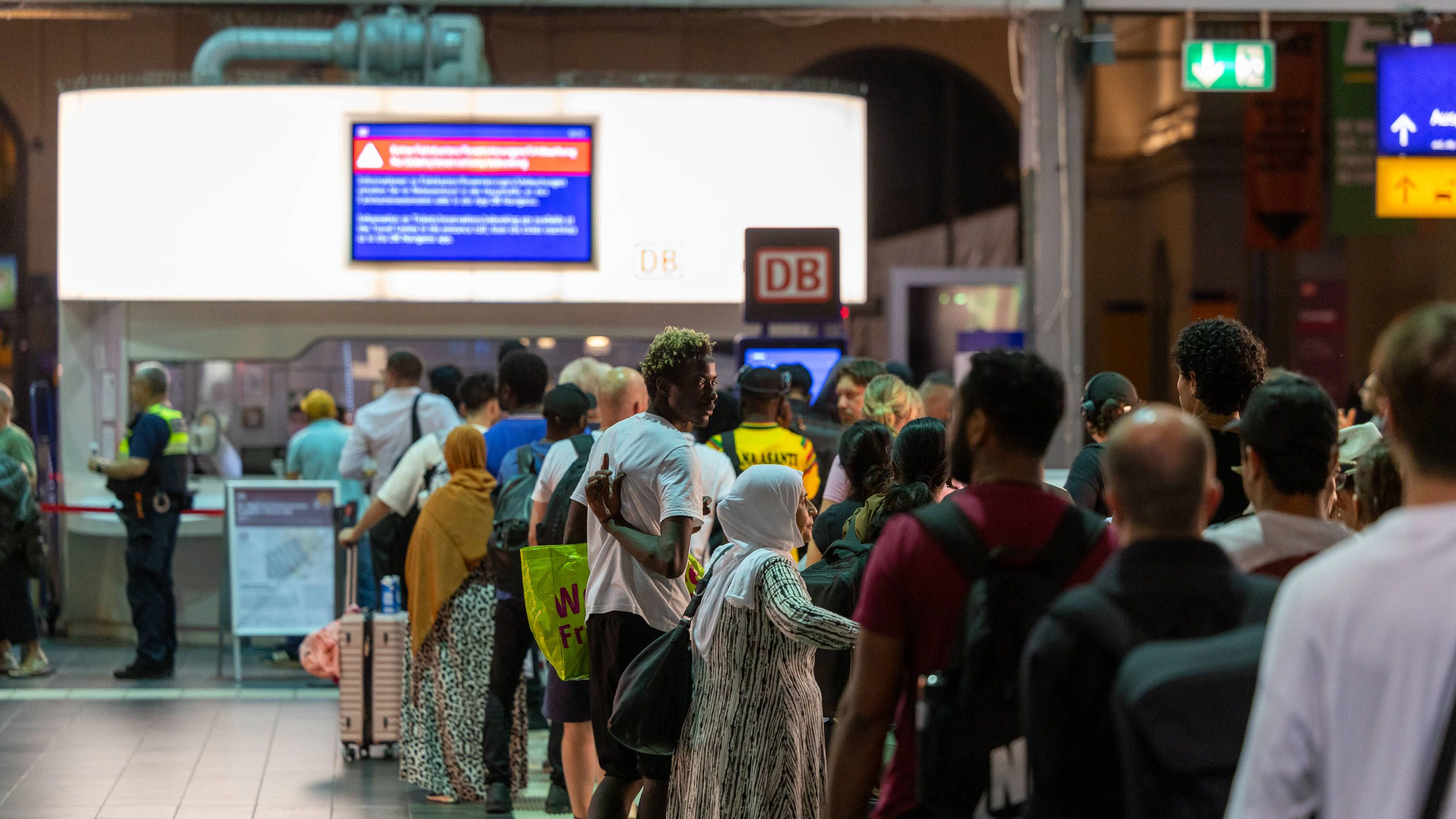 Eine Störung des Bahnfunks hat vorübergehend den Zugverkehr in ganz Deutschland lahmgelegt.