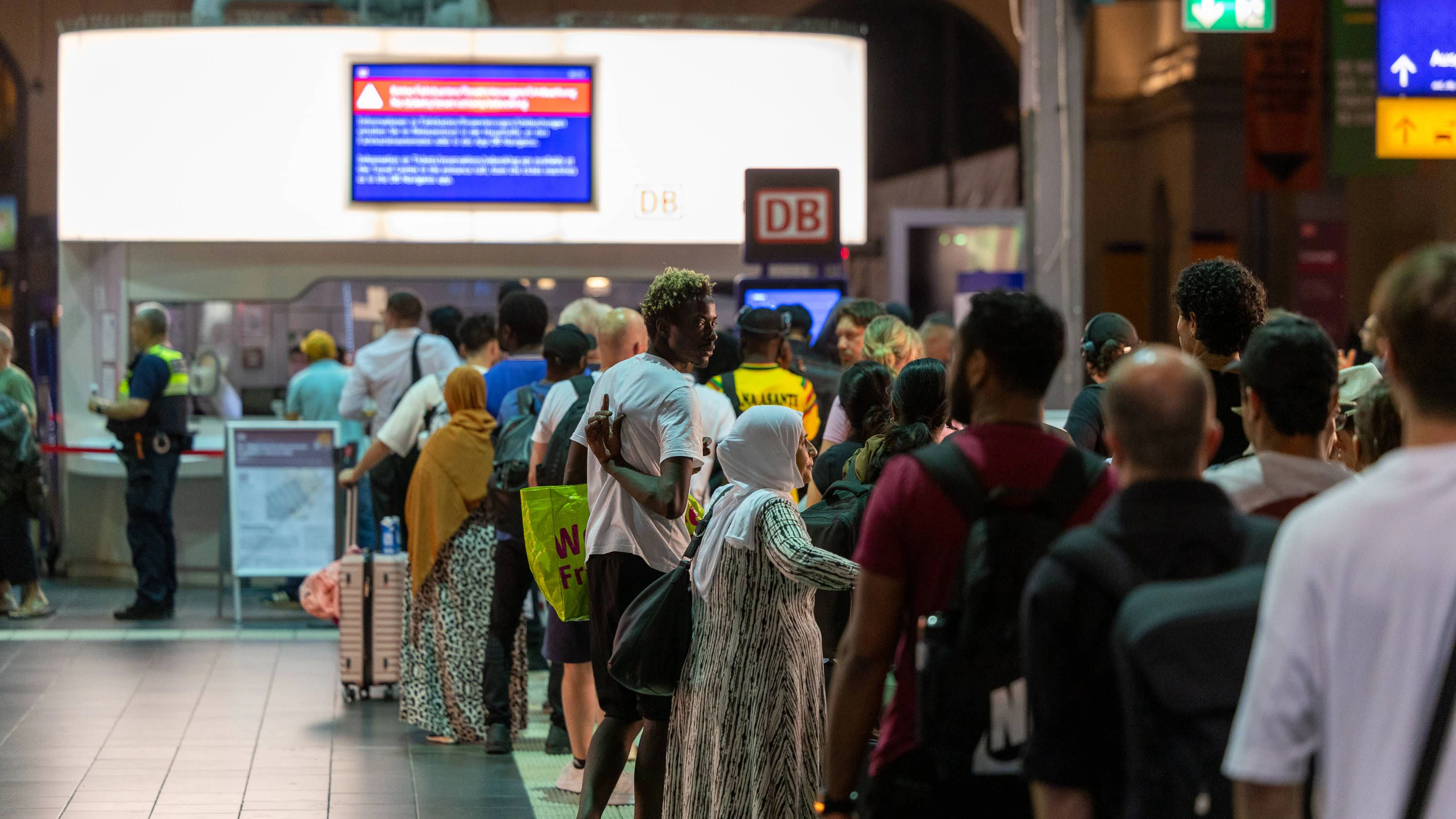 Heute.at - Züge stehen still – Totalausfall bei Deutscher Bahn