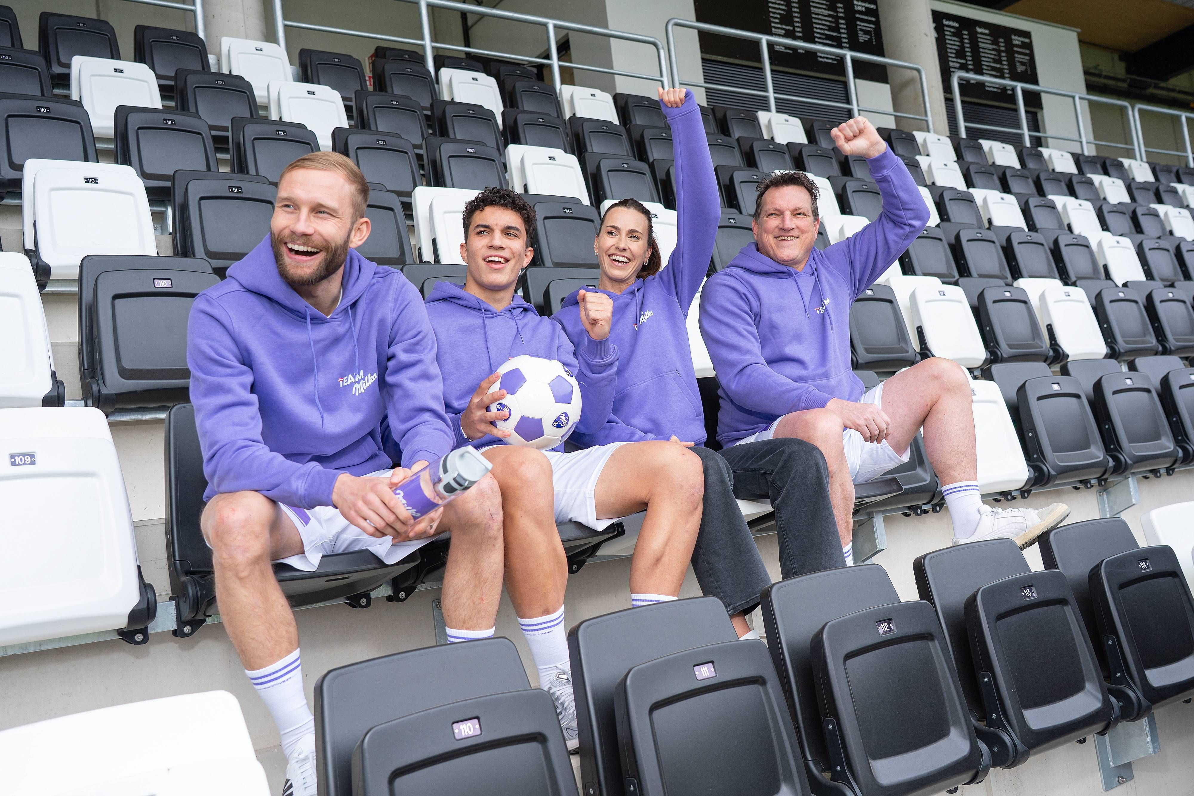 Team Milka: Nationalteamspieler Konrad Laimer, Nachwuchstalent Jakob Pokorny, Ex-Teamkapitänin Viki Schnaderbeck und Fußballlegende Andi Herzog.