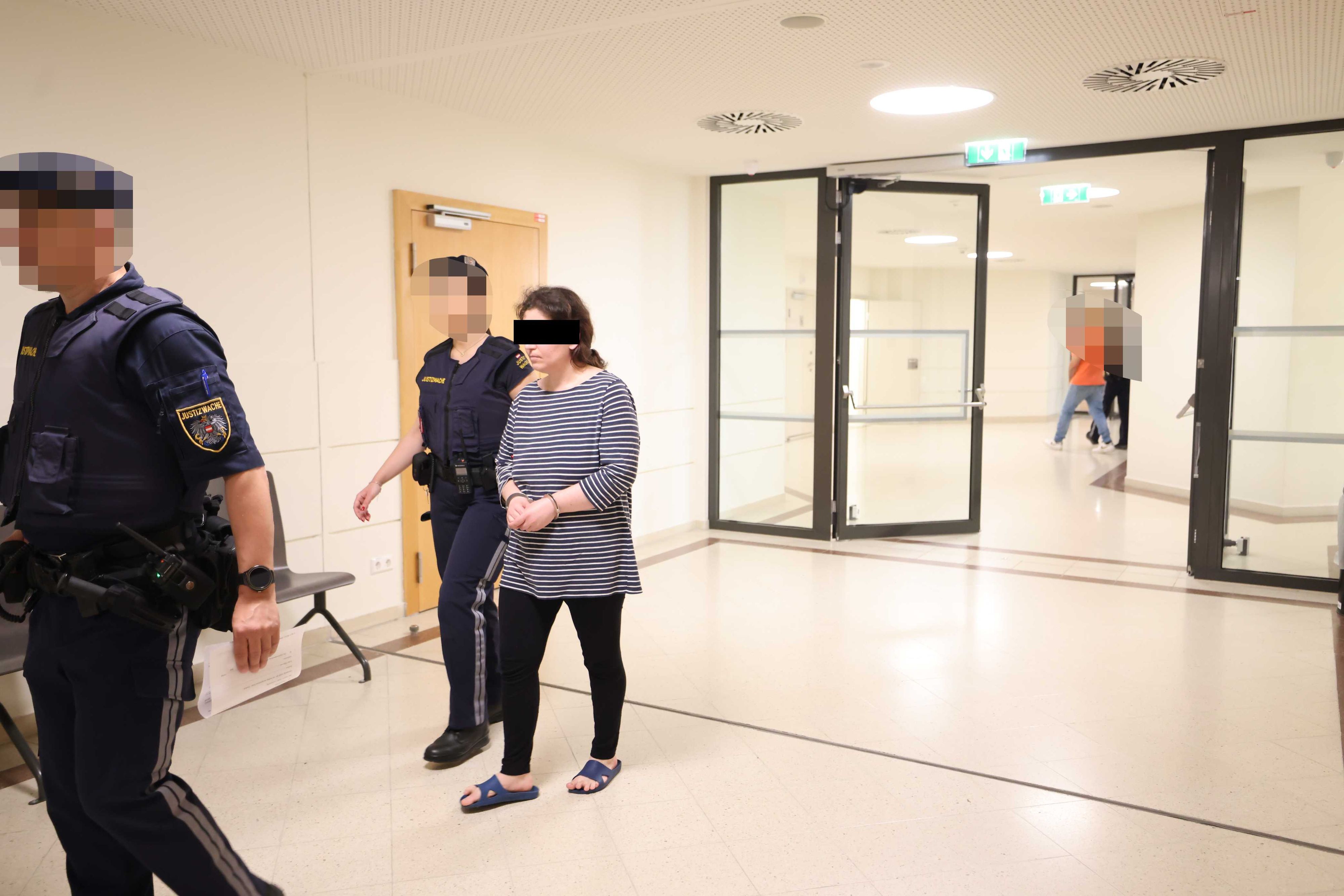 Ungarin (36) in Schlapfen vor Gericht am Wiener Landl.