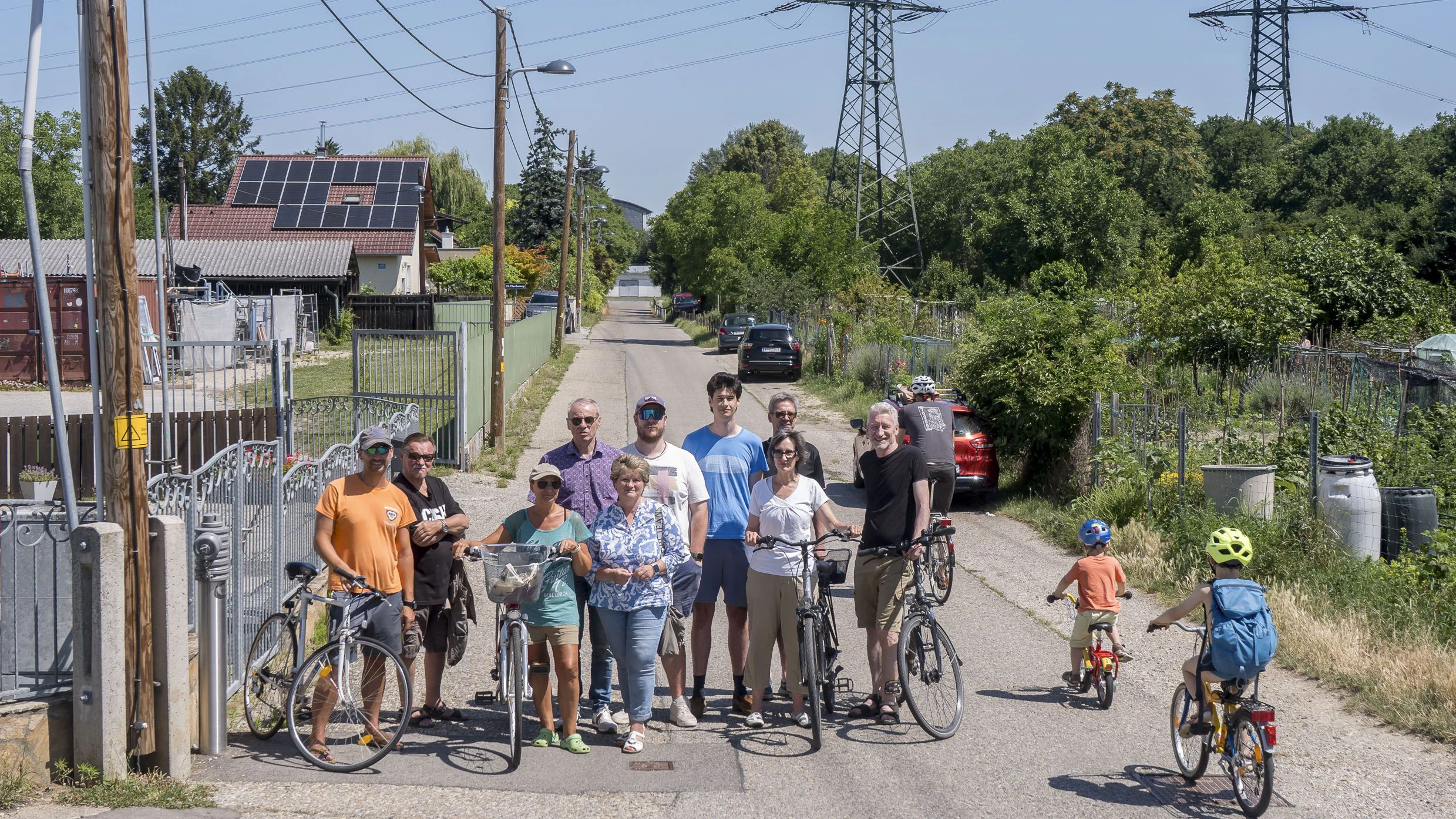 Fototermin mit Anrainern in der Seidelbastgasse in der Donaustadt, es soll ein Gehsteig gebaut werden und die Anrainer müssen dafür zahlen, 20260621 Foto: Helmut Graf/Tageszeitung Heute