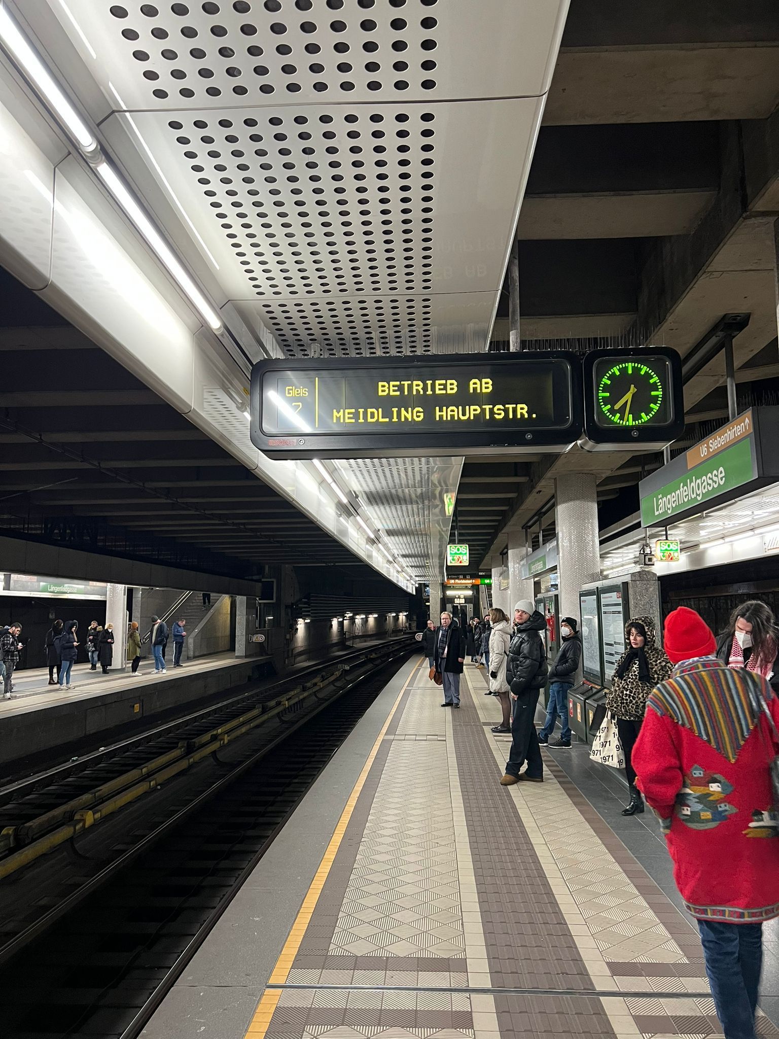 Schwerer Unfall in der Station Längenfeldgasse in Wien-Meidling.