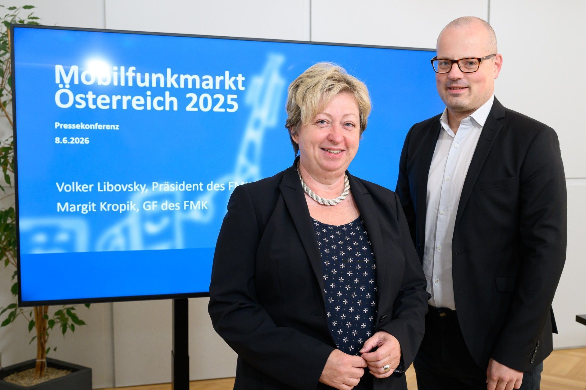 Margit Kropik, Geschäftsführerin des FMK, und Volker Libovsky, Präsident des FMK und CTIO von Magenta Telekom.